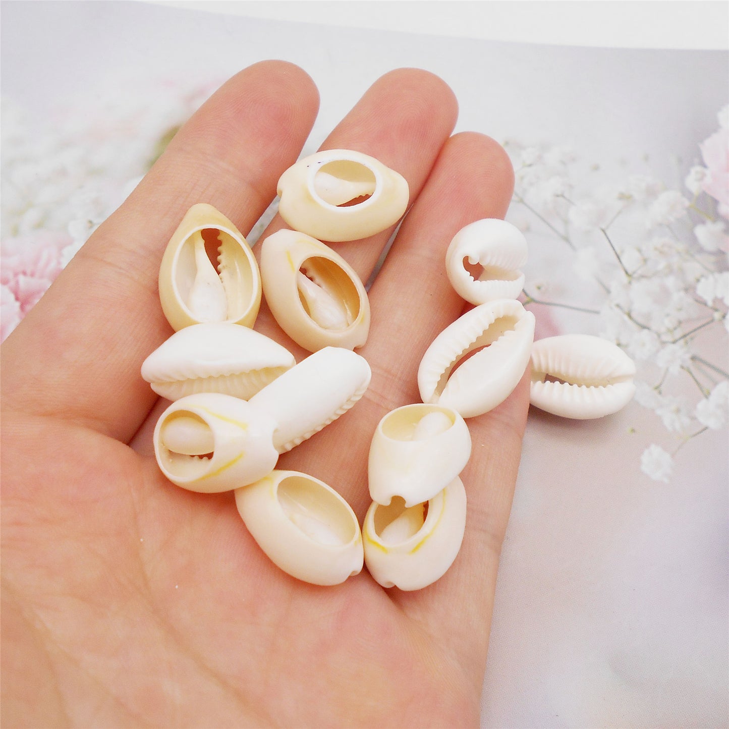 100Pcs Natural Sea Shells White Cowrie Sliced Shell Bead for Fish Tank Aquarium Decor Anklet Bracelet Making Accessory DIY Hair Decor