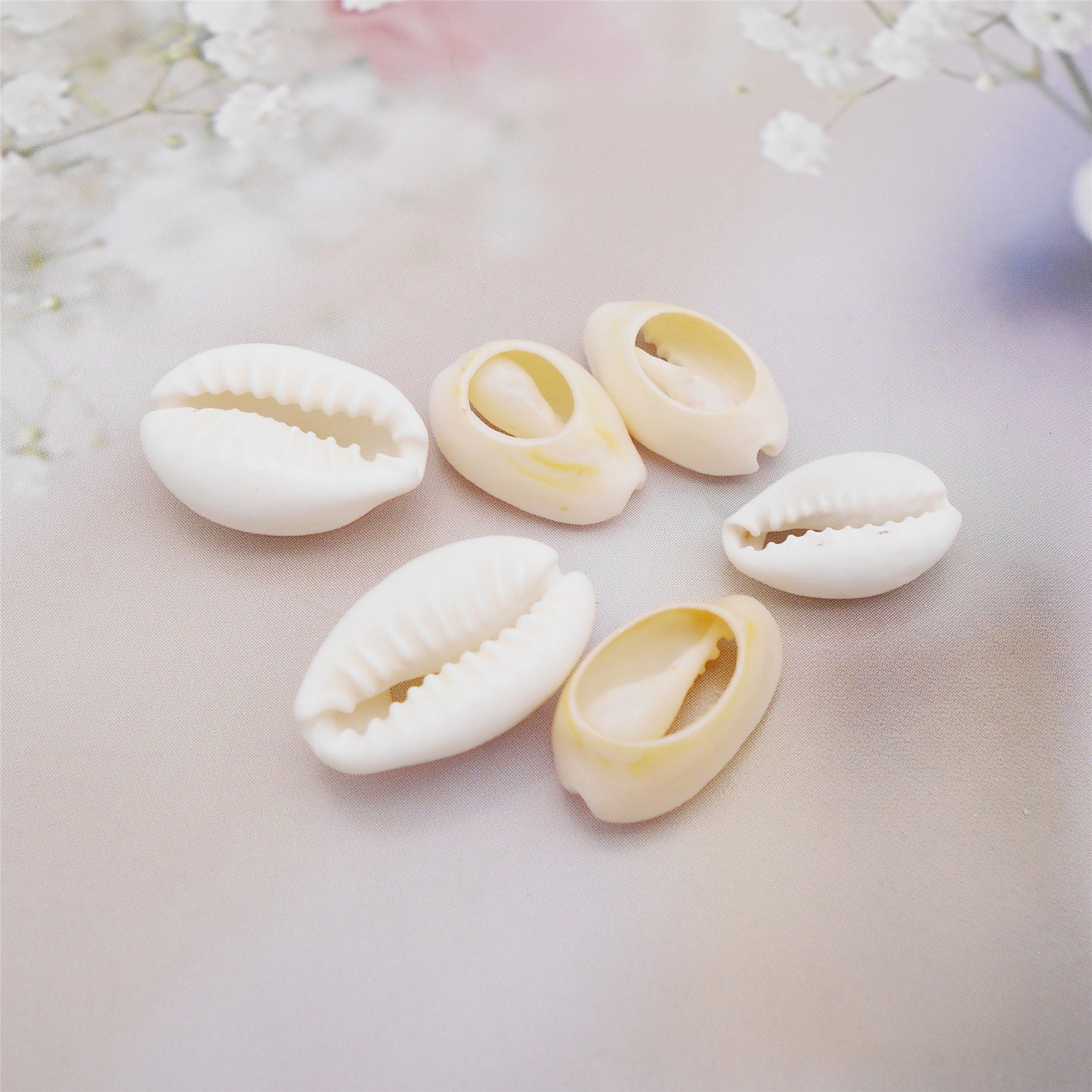 100Pcs Natural Sea Shells White Cowrie Sliced Shell Bead for Fish Tank Aquarium Decor Anklet Bracelet Making Accessory DIY Hair Decor