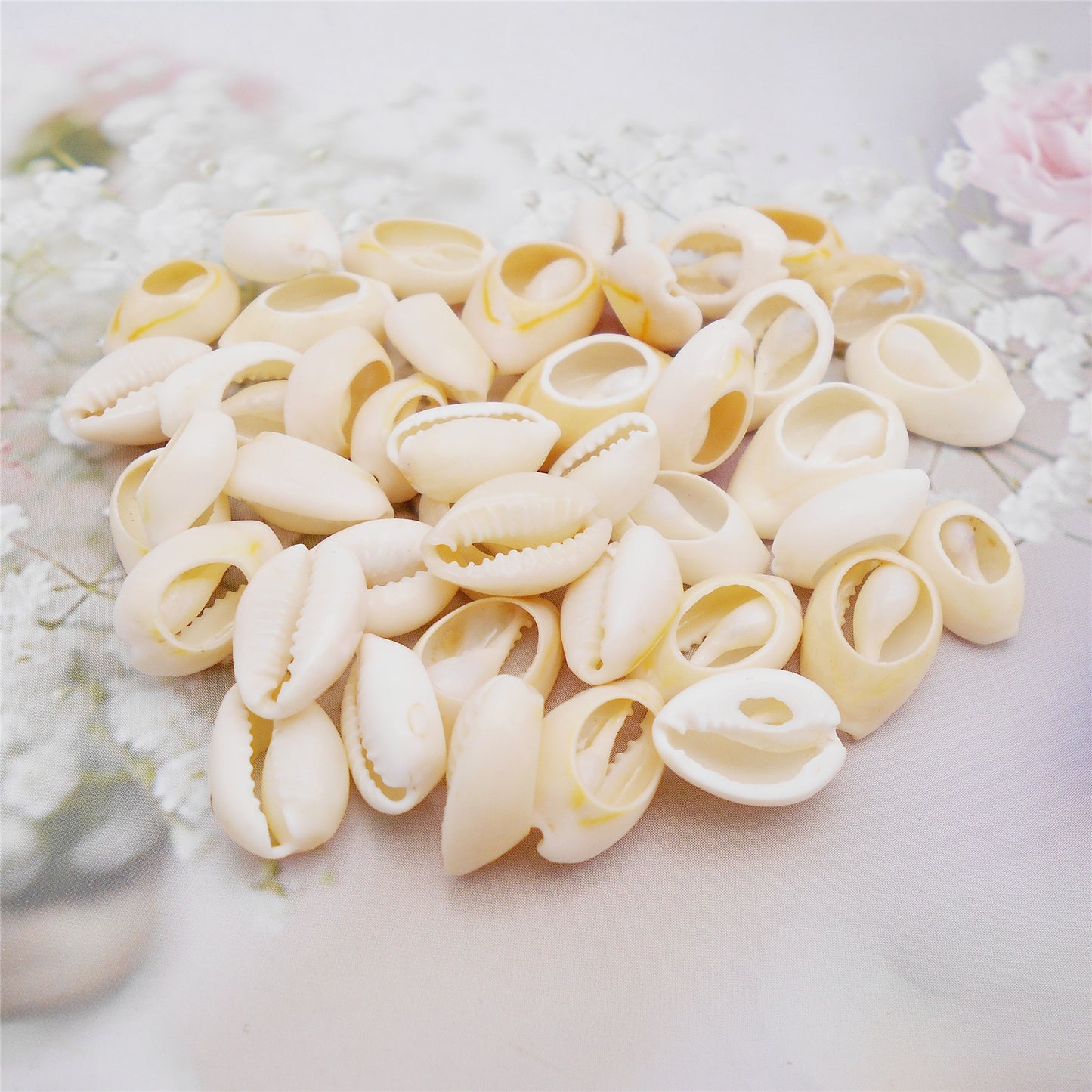 100Pcs Natural Sea Shells White Cowrie Sliced Shell Bead for Fish Tank Aquarium Decor Anklet Bracelet Making Accessory DIY Hair Decor