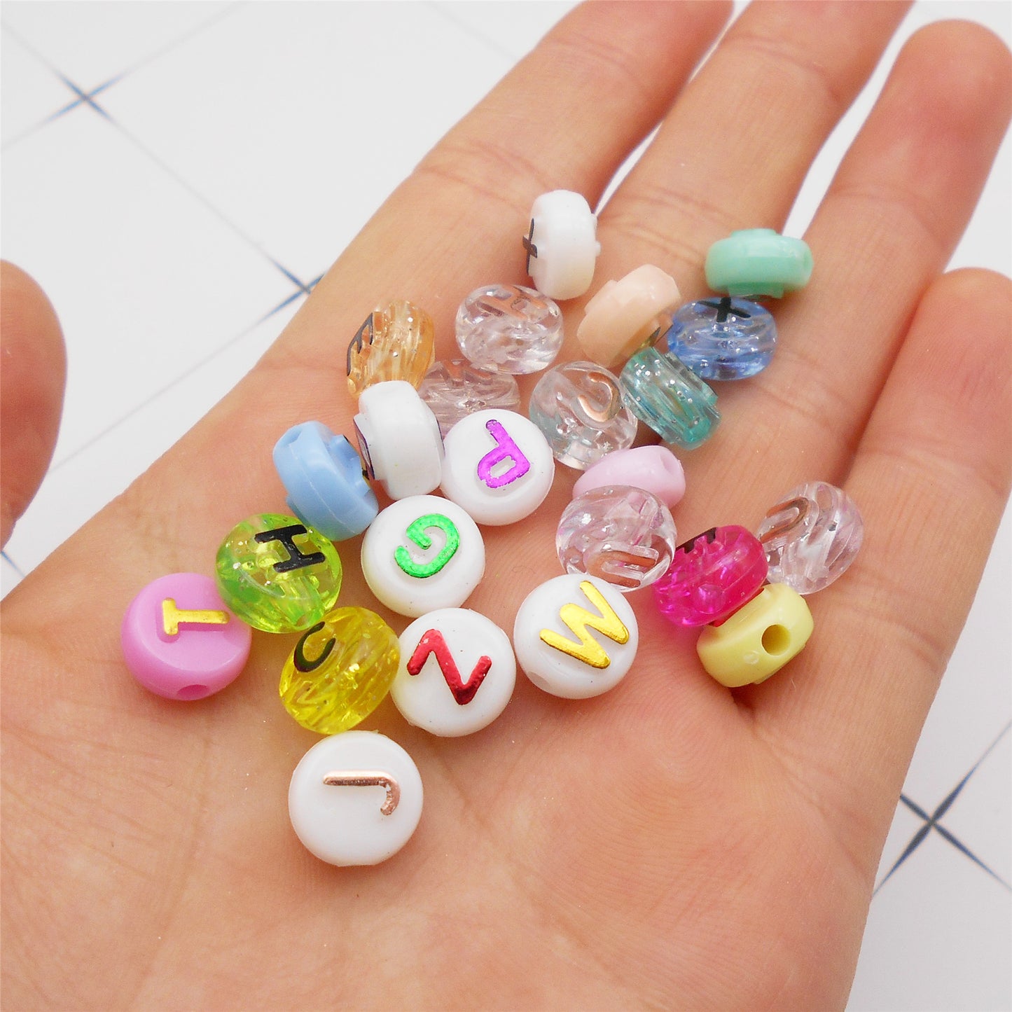 100Pcs Alphabet Letter Beads Round Acrylic Spacer Beads DIY Jewelry Beads for Necklace Bracelet Making Crafts Phone Chain Key Chain Decor