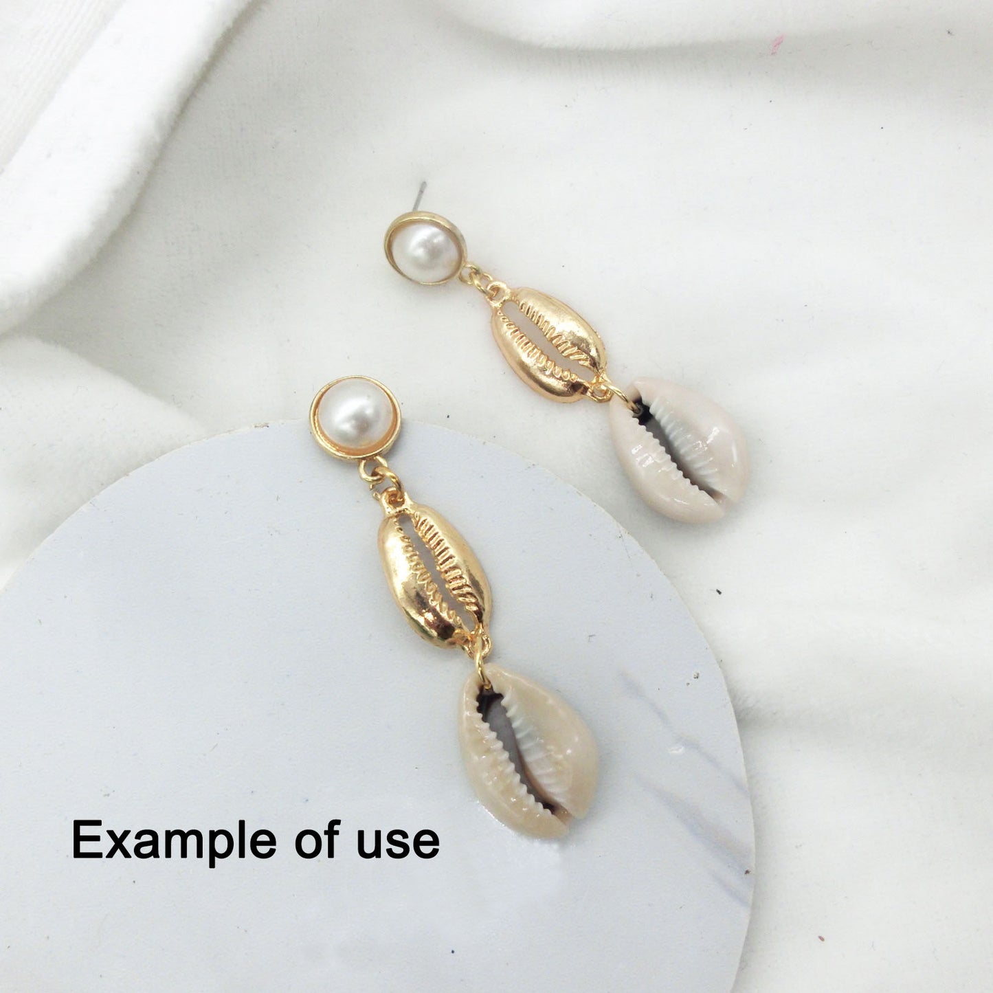 110g One Jar of Gold-ringer Cowrie with Hole, High-Gloss Sea Shell Natural Beach Shell for DIY Phone Case Phone Chain Jewelry Crafts Supplies, Beach Wedding Decor, Fish Tank & Aquarium Decoration