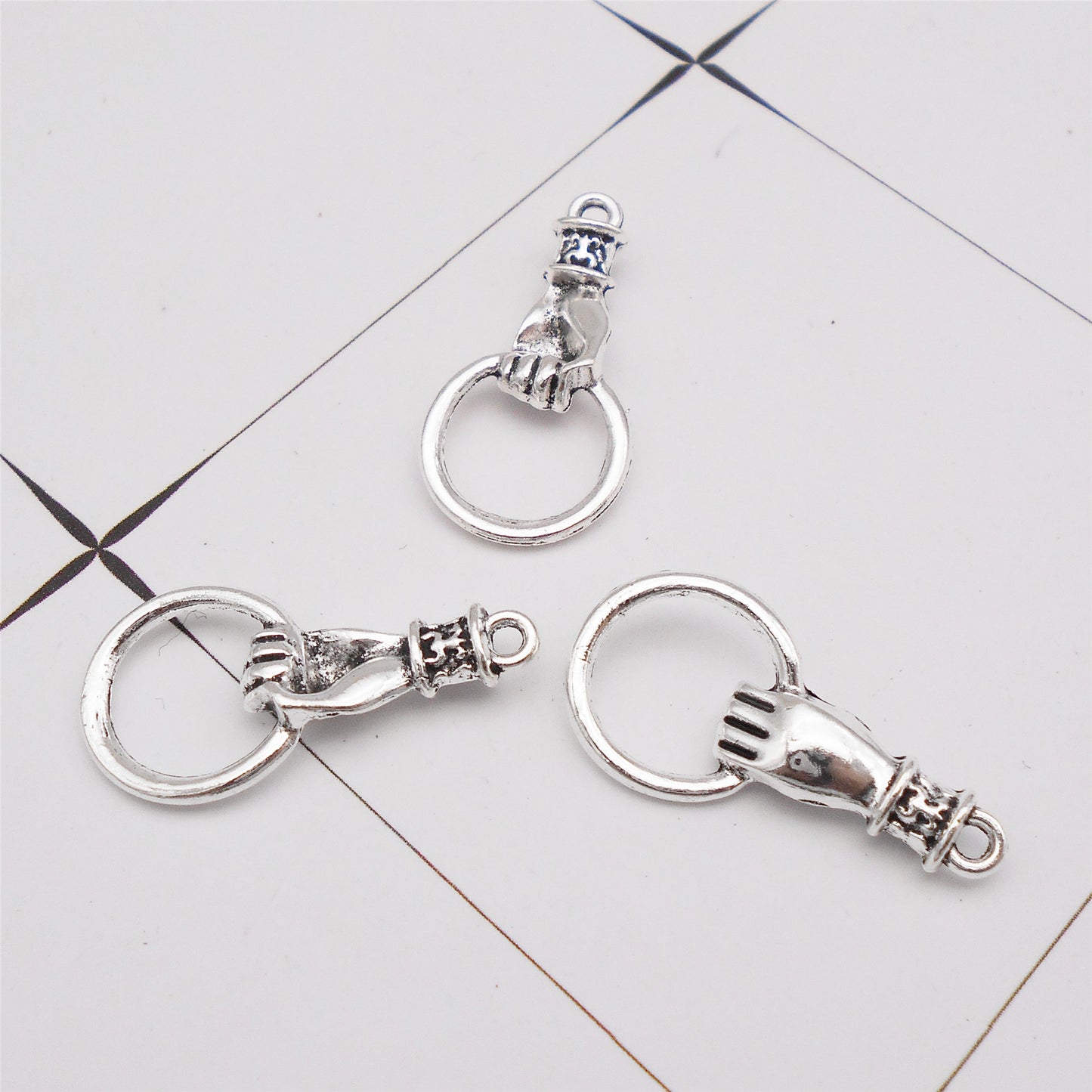 10Pcs Retro Silver Hand-Holding-Hoop Charms 27x13mm Metal Pendant for Jewelry Making DIY Crafts Necklace Bracelet Decor