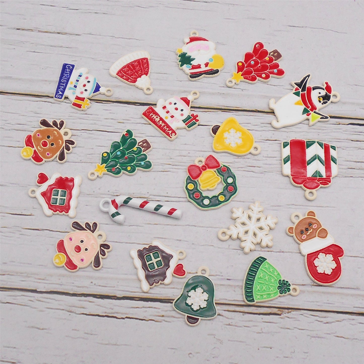 6Pcs Christmas Snowflake Snowman Bell Elk Charms Spray Painting Enamel Alloy Pendant for Christmas Party Decor Necklace Bracelet Earrings Making Accessories