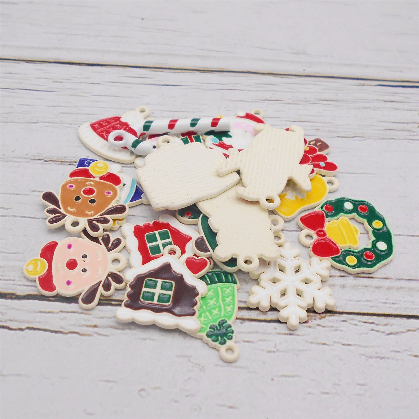 6Pcs Christmas Snowflake Snowman Bell Elk Charms Spray Painting Enamel Alloy Pendant for Christmas Party Decor Necklace Bracelet Earrings Making Accessories