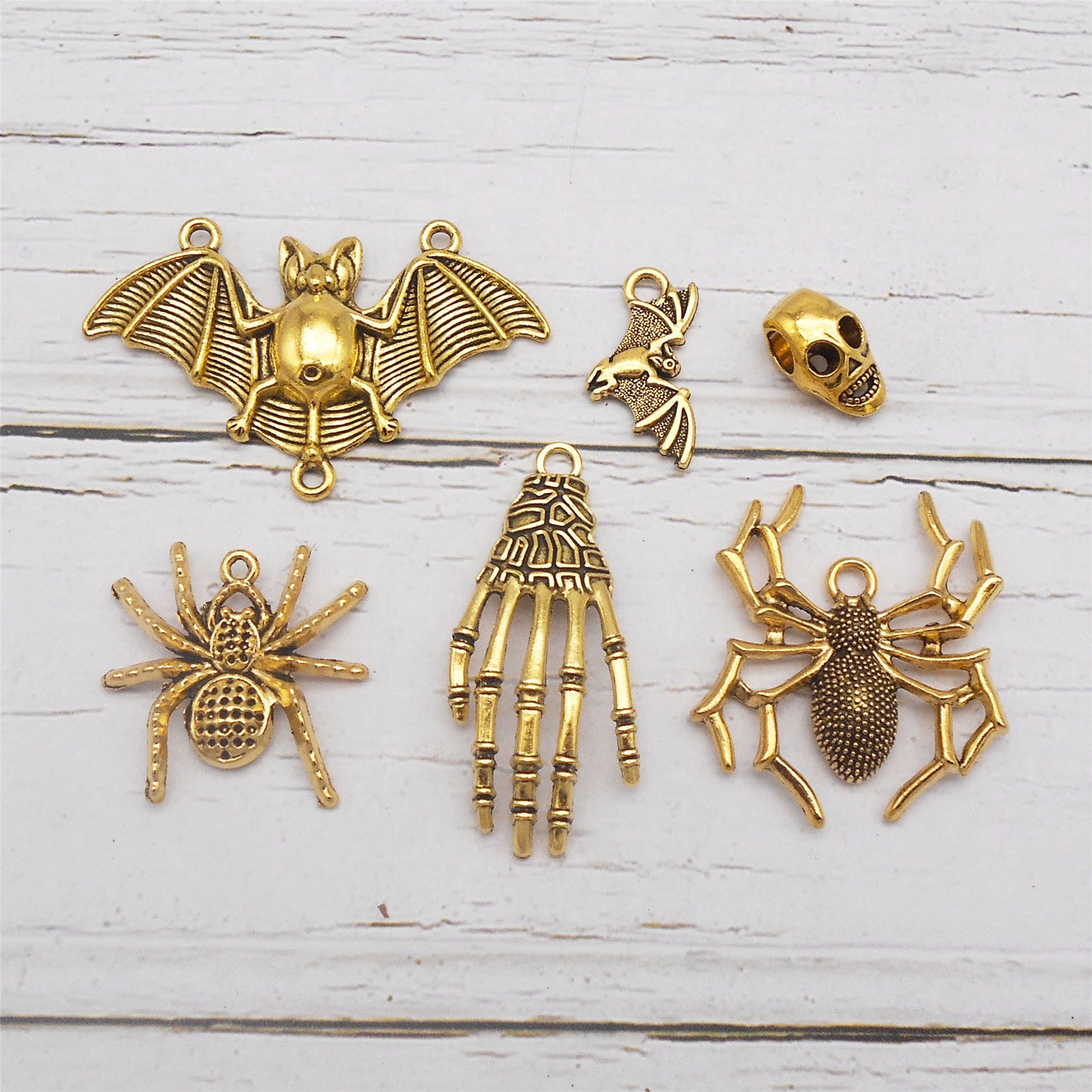 6PCS Retro Gold Halloween Series Charms Metal Spider Skull Bone Hand Pendant Bat Shaped Jewelry Connector for Necklace Bracelet Earrings Making Accessories DIY Crafts Supplies Keychain Decor
