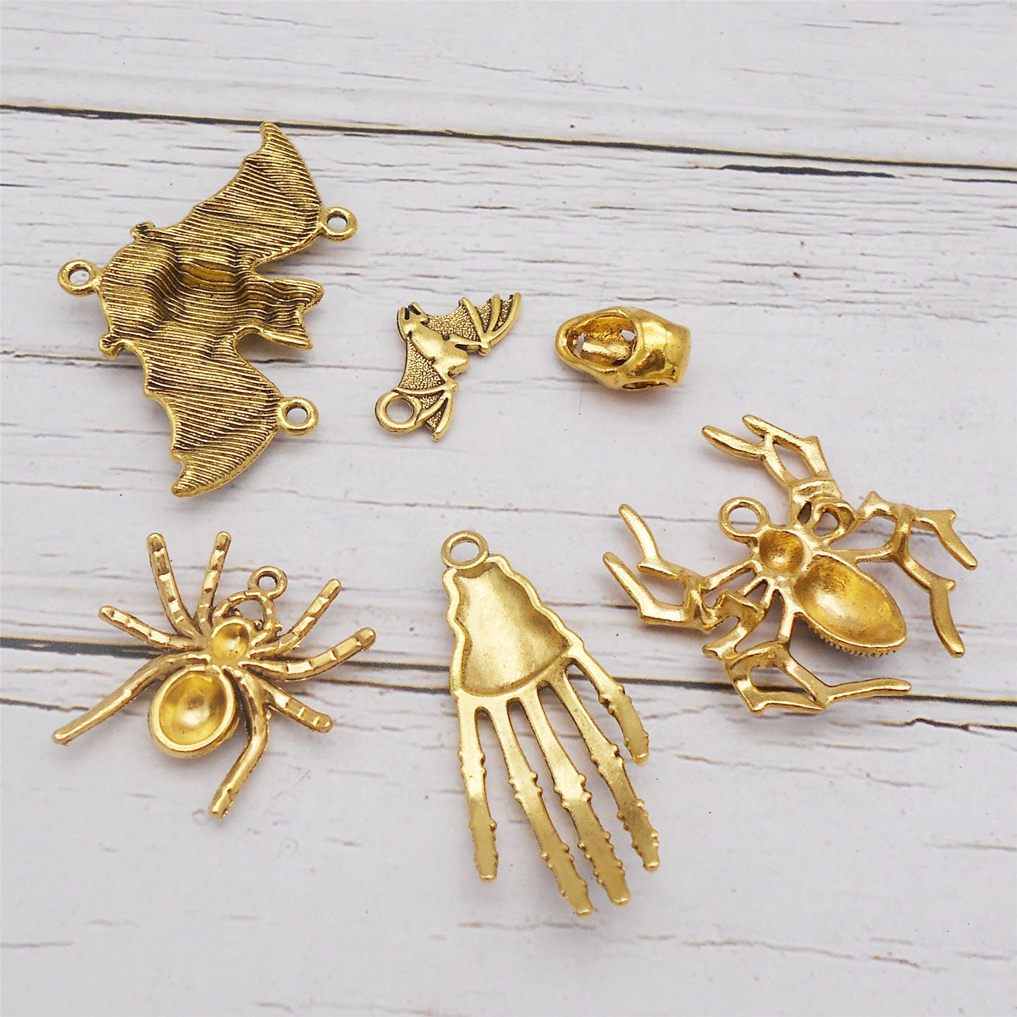 6PCS Retro Gold Halloween Series Charms Metal Spider Skull Bone Hand Pendant Bat Shaped Jewelry Connector for Necklace Bracelet Earrings Making Accessories DIY Crafts Supplies Keychain Decor
