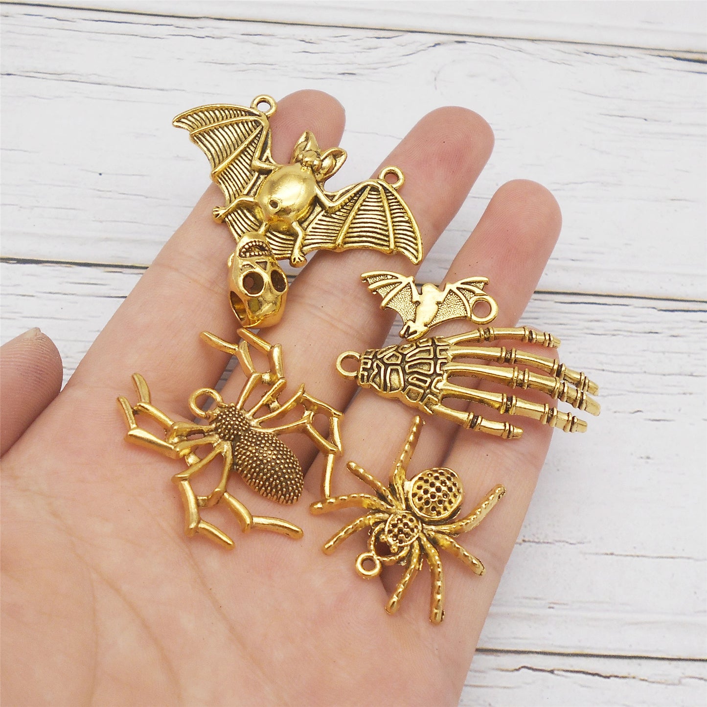 6PCS Retro Gold Halloween Series Charms Metal Spider Skull Bone Hand Pendant Bat Shaped Jewelry Connector for Necklace Bracelet Earrings Making Accessories DIY Crafts Supplies Keychain Decor