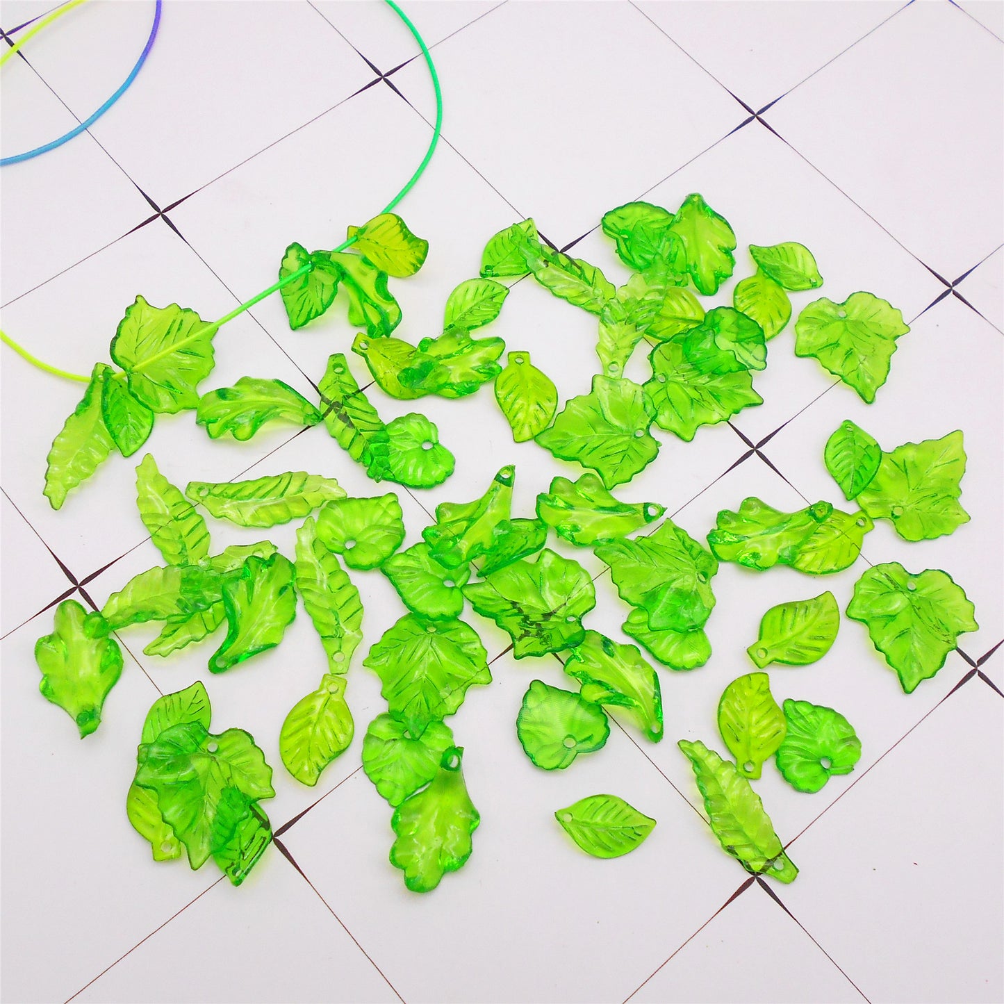 120Pcs Transparent Green Leaves Charms for Jewelry Making, Acrylic Leaves Shaped Jewelry Accessories for Pendant Necklace Bracelet Earrings Making