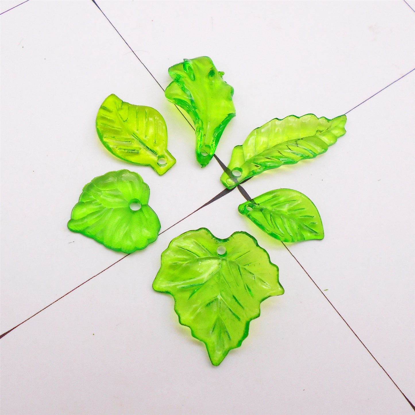 120Pcs Transparent Green Leaves Charms for Jewelry Making, Acrylic Leaves Shaped Jewelry Accessories for Pendant Necklace Bracelet Earrings Making