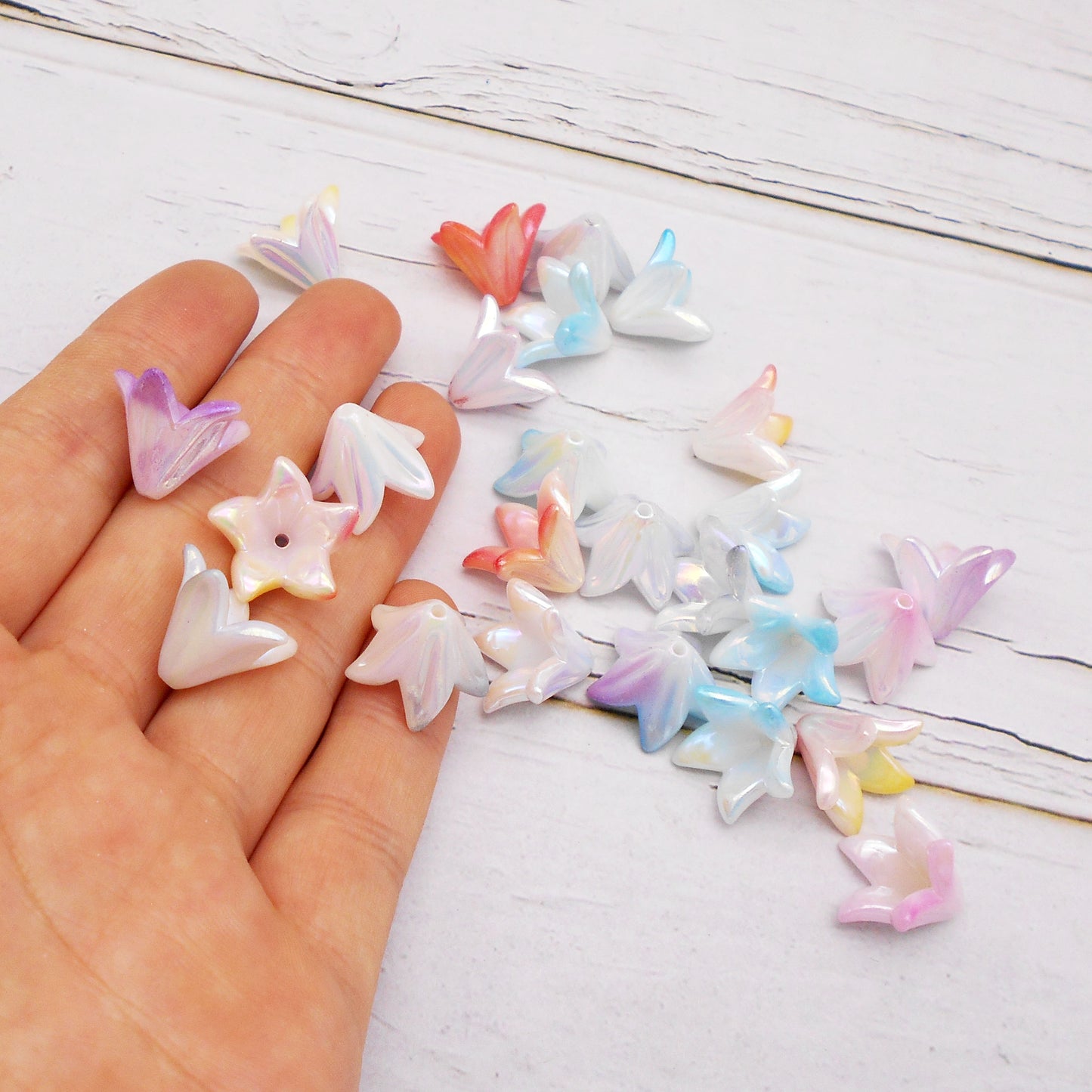 100Pcs Colorful Acrylic Flower Beads Cap DIY Jewelry Findings Bellflower Shaped Spacer Beads Charms Bracelets Supplies for Jewelry Making