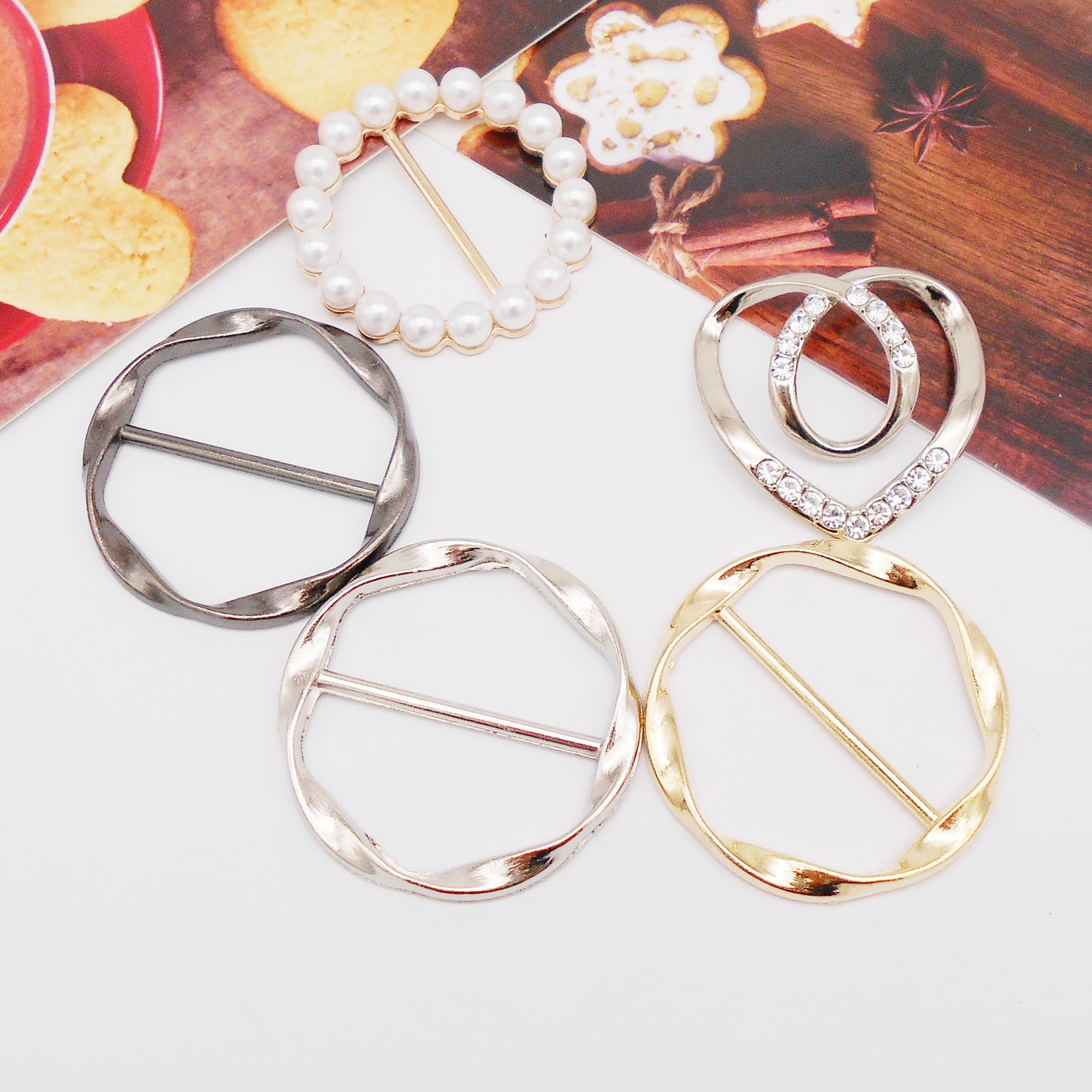 5Pcs Metal Alloy Scarf Clasp Imitation Pearl Round Silk Scarf Buckle Clips Heart Shaped Clasp Dress Hem Weight Clips Decorative Clothing Accessories