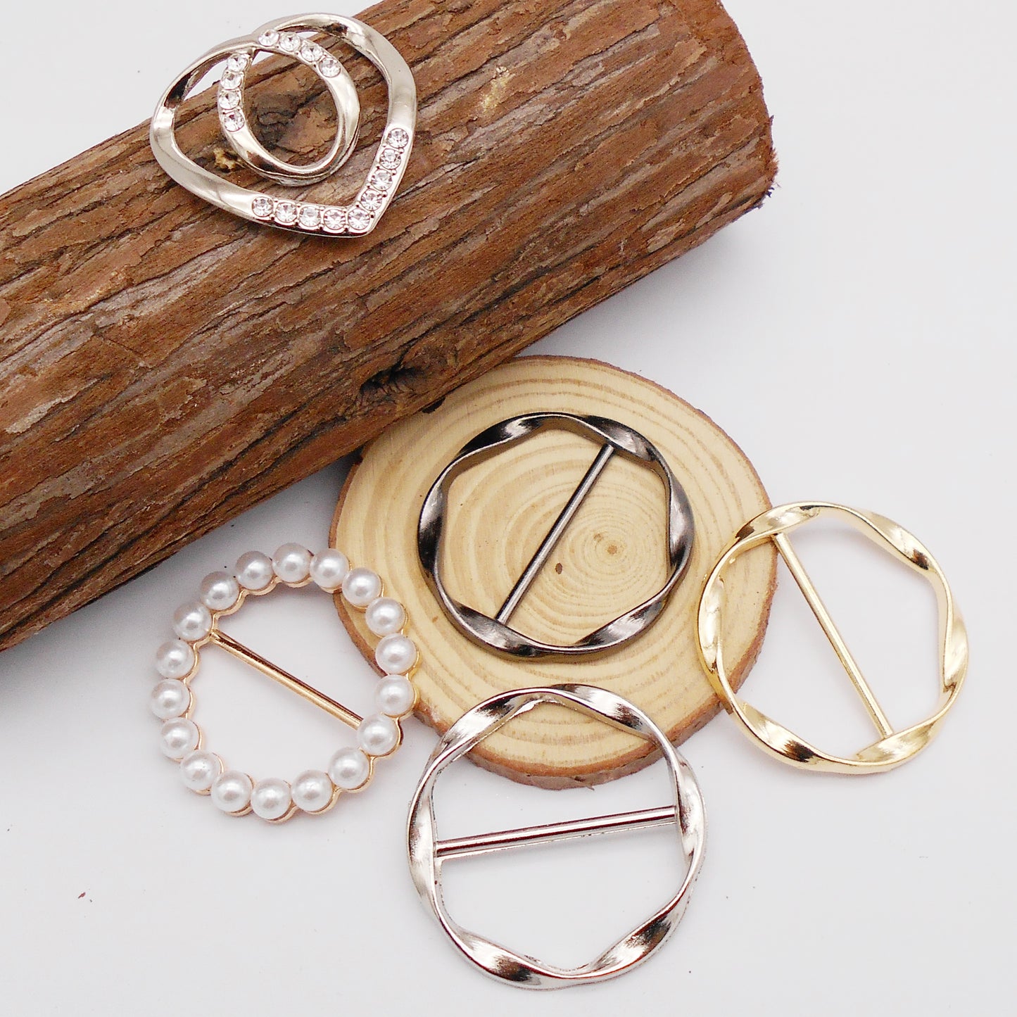 5Pcs Metal Alloy Scarf Clasp Imitation Pearl Round Silk Scarf Buckle Clips Heart Shaped Clasp Dress Hem Weight Clips Decorative Clothing Accessories