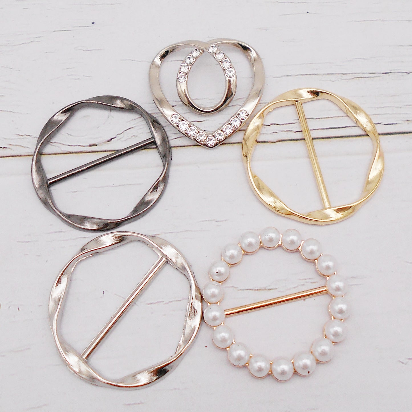 5Pcs Metal Alloy Scarf Clasp Imitation Pearl Round Silk Scarf Buckle Clips Heart Shaped Clasp Dress Hem Weight Clips Decorative Clothing Accessories