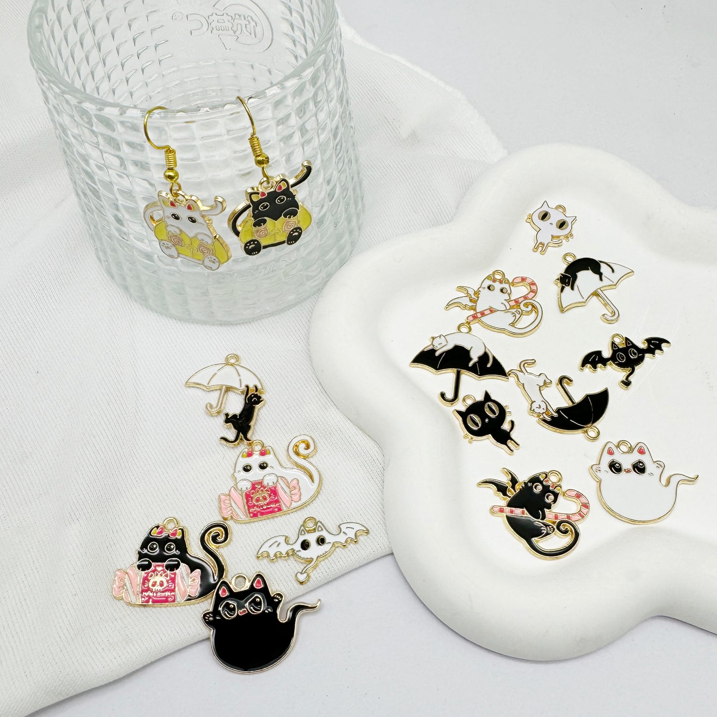 16Pcs Halloween Cat Charms Enamel Umbrella Cat, Ghost Cat, Candy Cat, Happy Cat Pendant Alloy Jewelry Accessories for Necklace Bracelet Earring Making Crafts Supplies