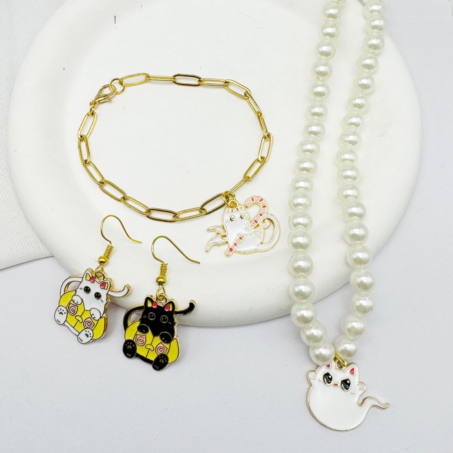 16Pcs Halloween Cat Charms Enamel Umbrella Cat, Ghost Cat, Candy Cat, Happy Cat Pendant Alloy Jewelry Accessories for Necklace Bracelet Earring Making Crafts Supplies