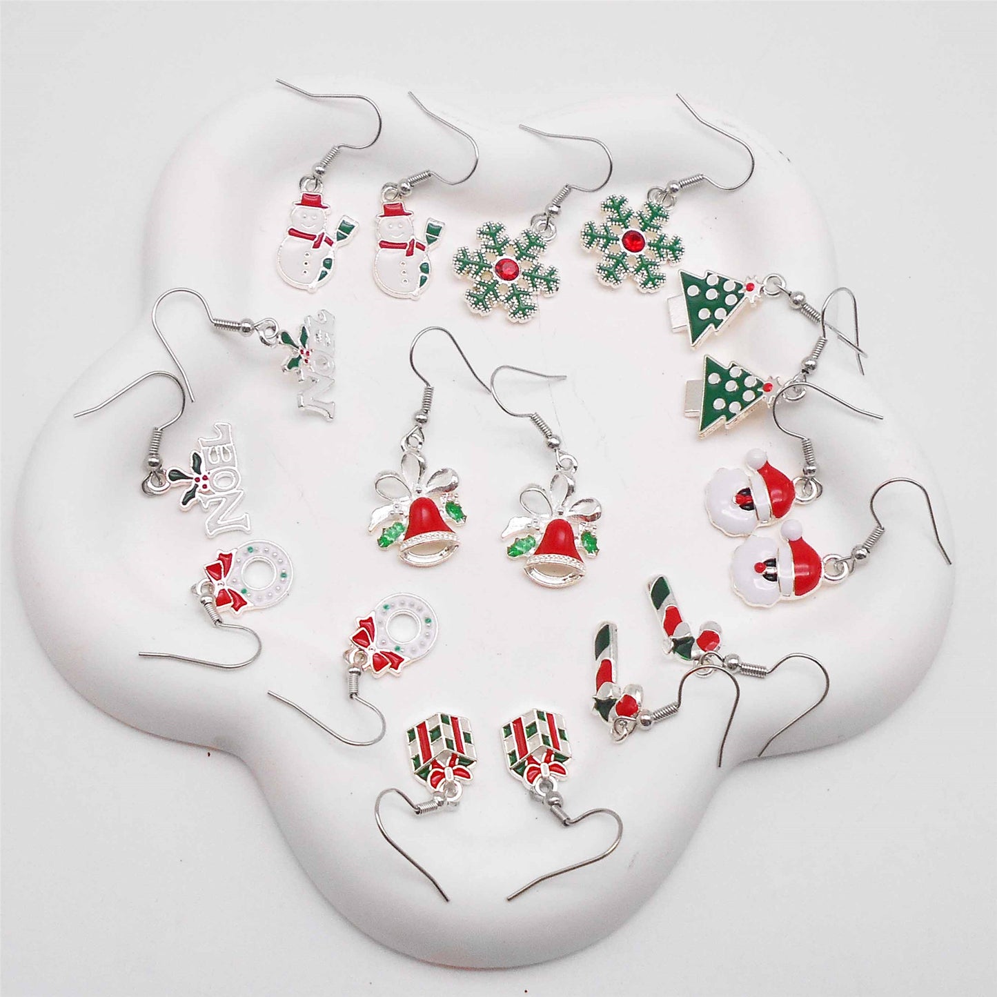 1 Pair Christmas Theme Alloy Earrings Enamel Snowman Snowflake Designed Hook Earring for Festival Gifts Hypoallergenic Ladies Ear Jewelry