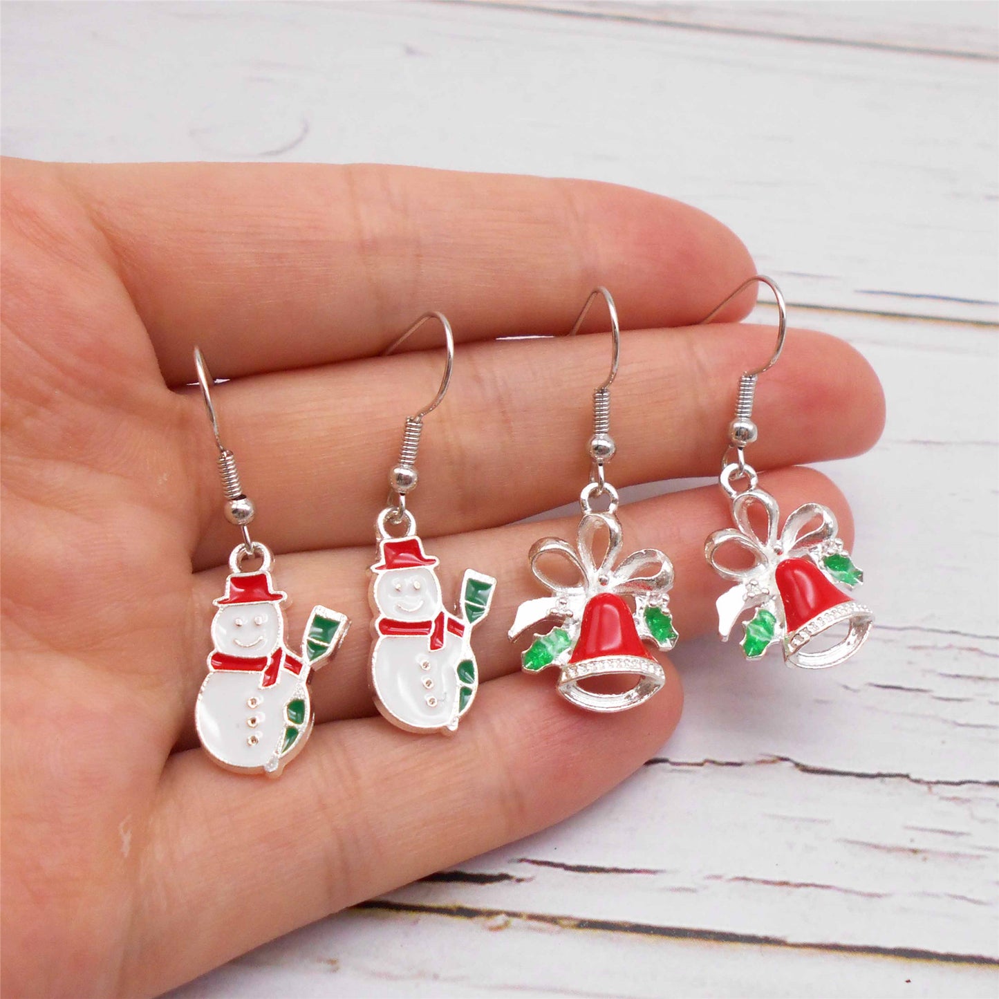 1 Pair Christmas Theme Alloy Earrings Enamel Snowman Snowflake Designed Hook Earring for Festival Gifts Hypoallergenic Ladies Ear Jewelry