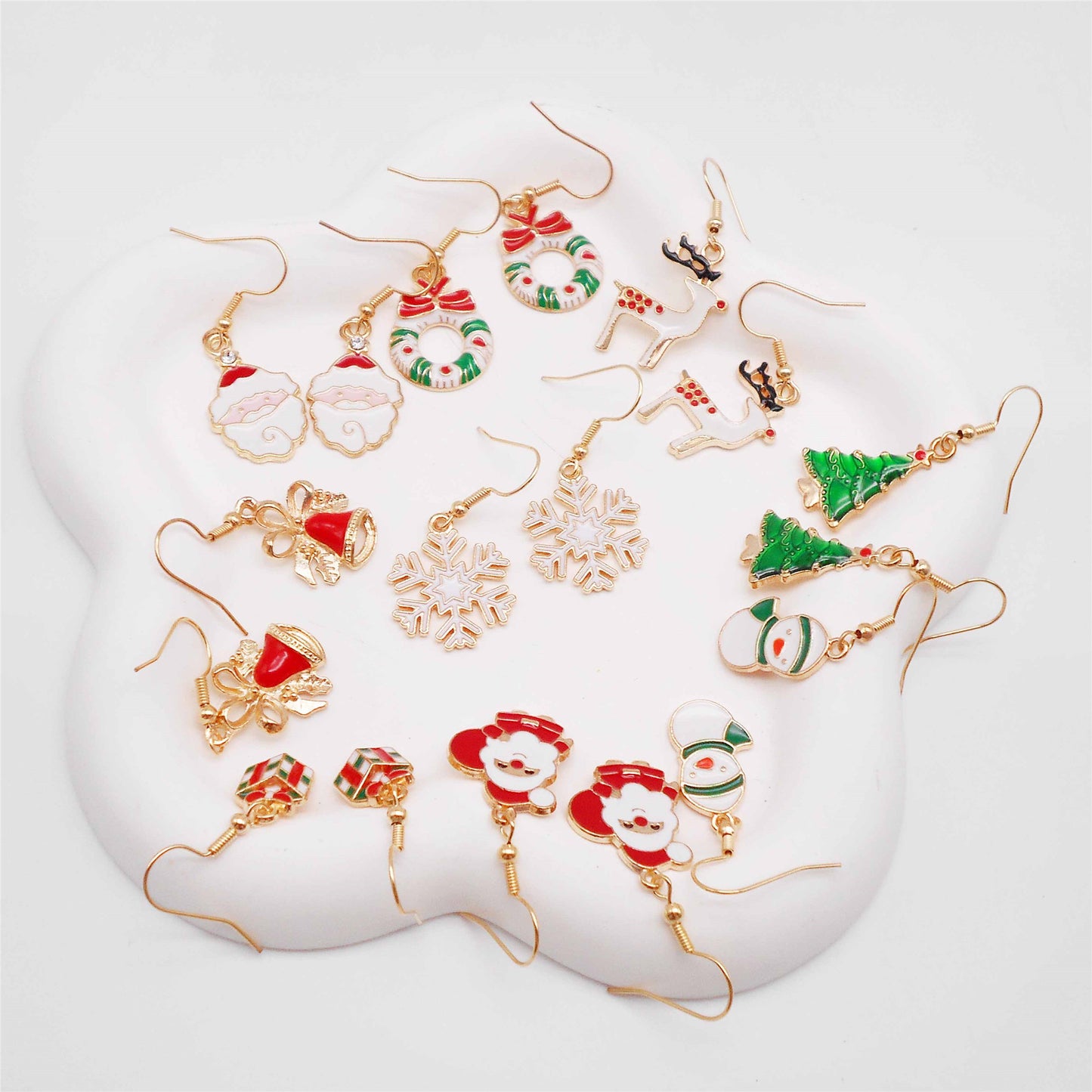 1 Pair Golden Base Christmas Collection Earrings Enamel Snowman Elk Snowflake Pattern Hook Earring Women Hypoallergenic Ear Piercing Jewelry