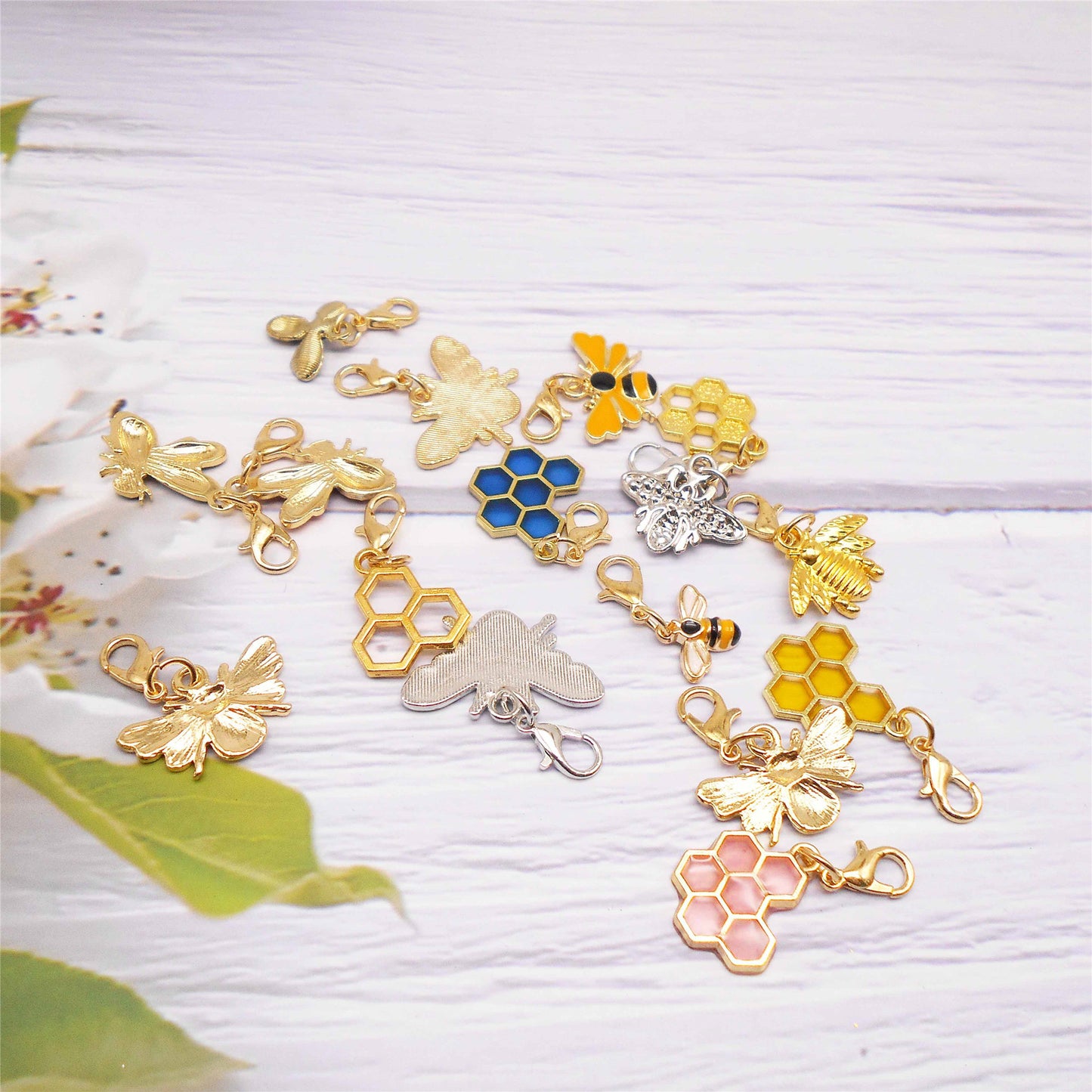 16PCS Enamel Bee Honeycomb Charms / Lobster Clasp Alloy Jewelry Pendant Handmade Lovely Shoe Charms Keyring Dangle Women Bags Purses Hanging Decoration