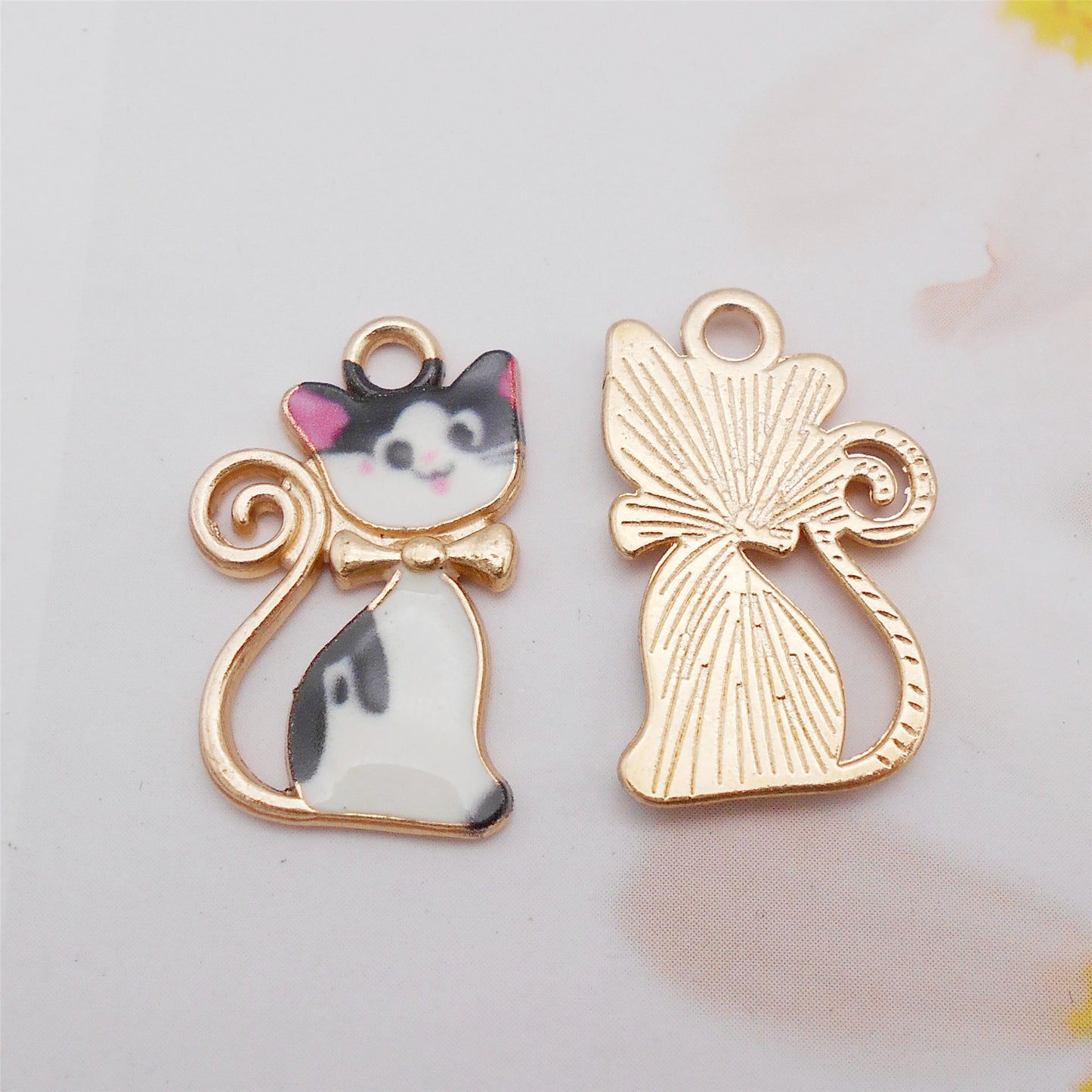 5pcs 13x21mm Quality Plated Cute Cat Charm Cartoon Kitty Black White Cat Pendant DIY Jewelry Accessory for Necklace Bracelet Earrings Making Key Chain Phone Chain Crafts Decor