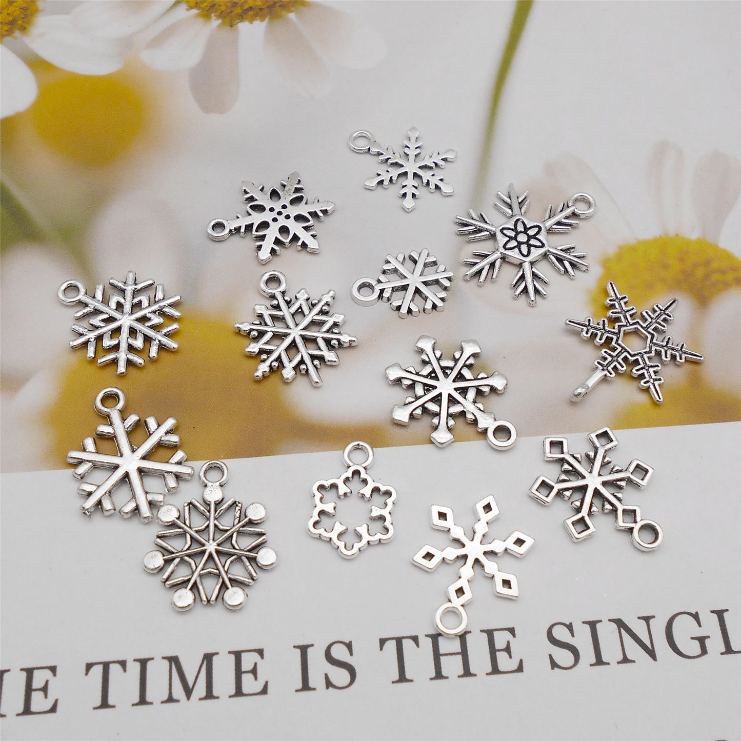 20Pcs Retro Silver Snowflake Charms Alloy Christmas Snowflake Pendant DIY Jewelry Accessory for Necklace Bracelet Earrings Making Crafts Phone Chain Dangle Supplies