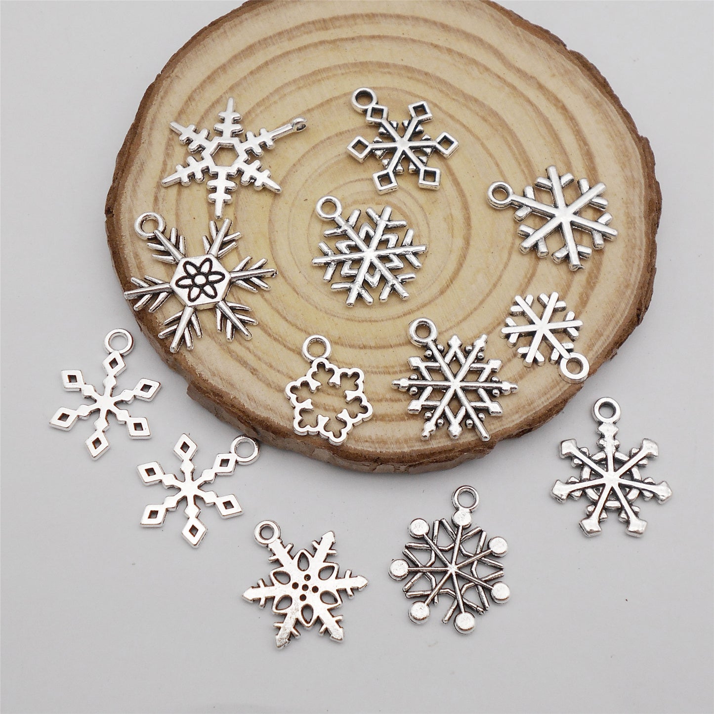 20Pcs Retro Silver Snowflake Charms Alloy Christmas Snowflake Pendant DIY Jewelry Accessory for Necklace Bracelet Earrings Making Crafts Phone Chain Dangle Supplies