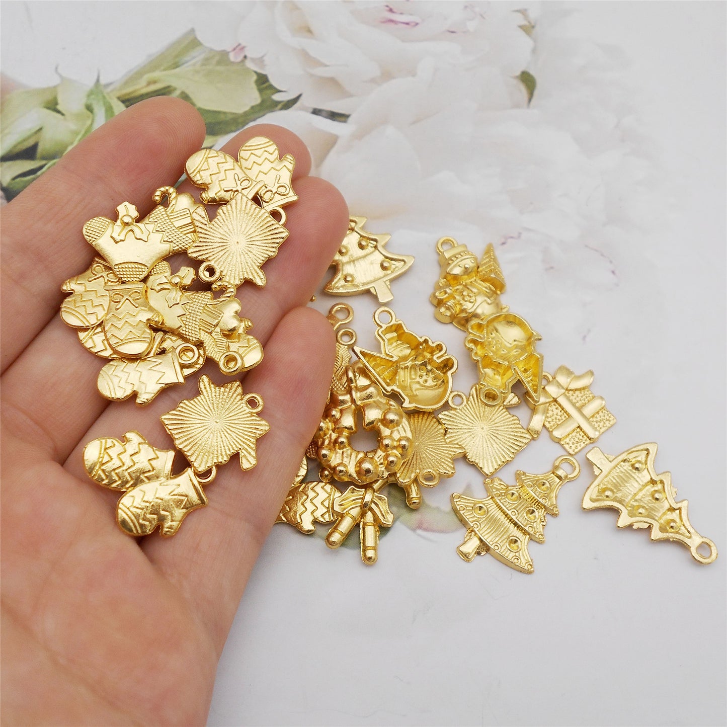 100 Grams Mixed Alloy Christmas Collection Charms for Jewelry Pendants Necklace Earrings Bracelet Making Home Decoration DIY Craft Accessory