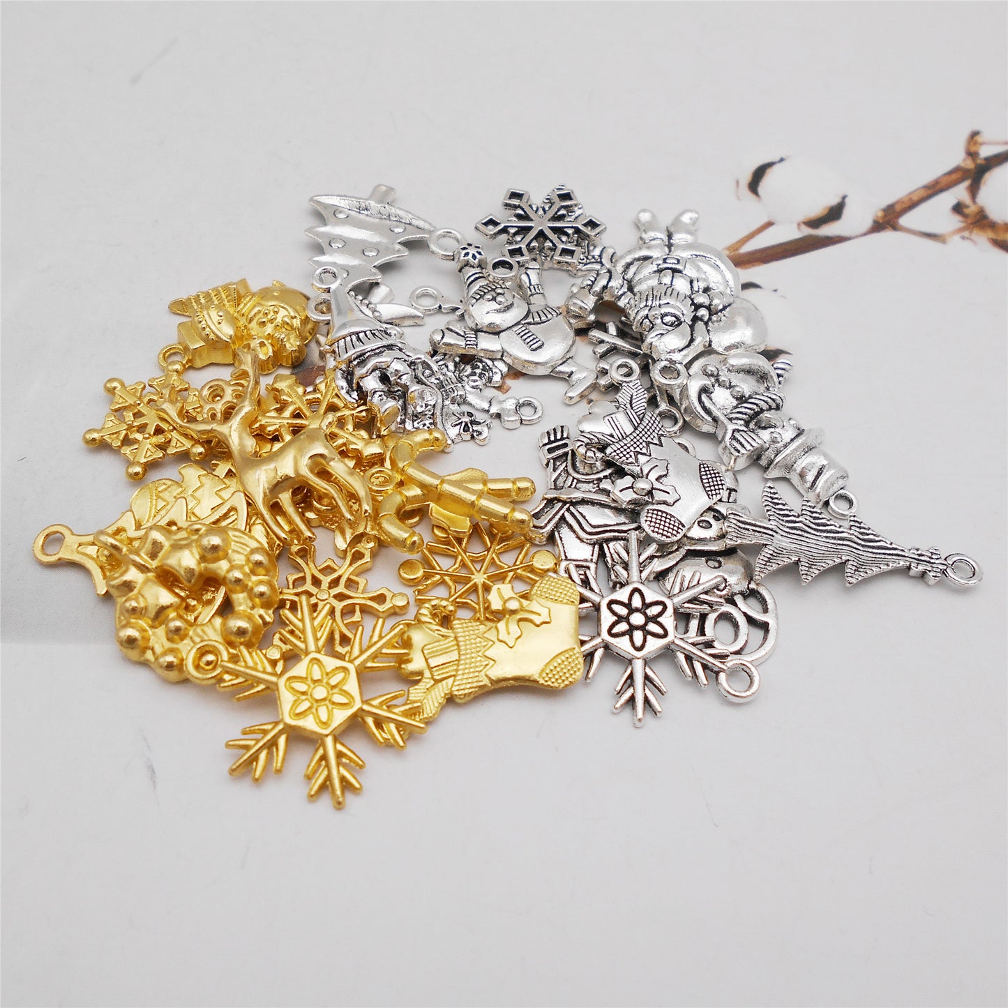 100g One Pack of Mixed Elk Snowflake Design Charm Alloy Christmas Dangle Pendant for DIY Jewelry Making, Crafts Christmas Tree Decor