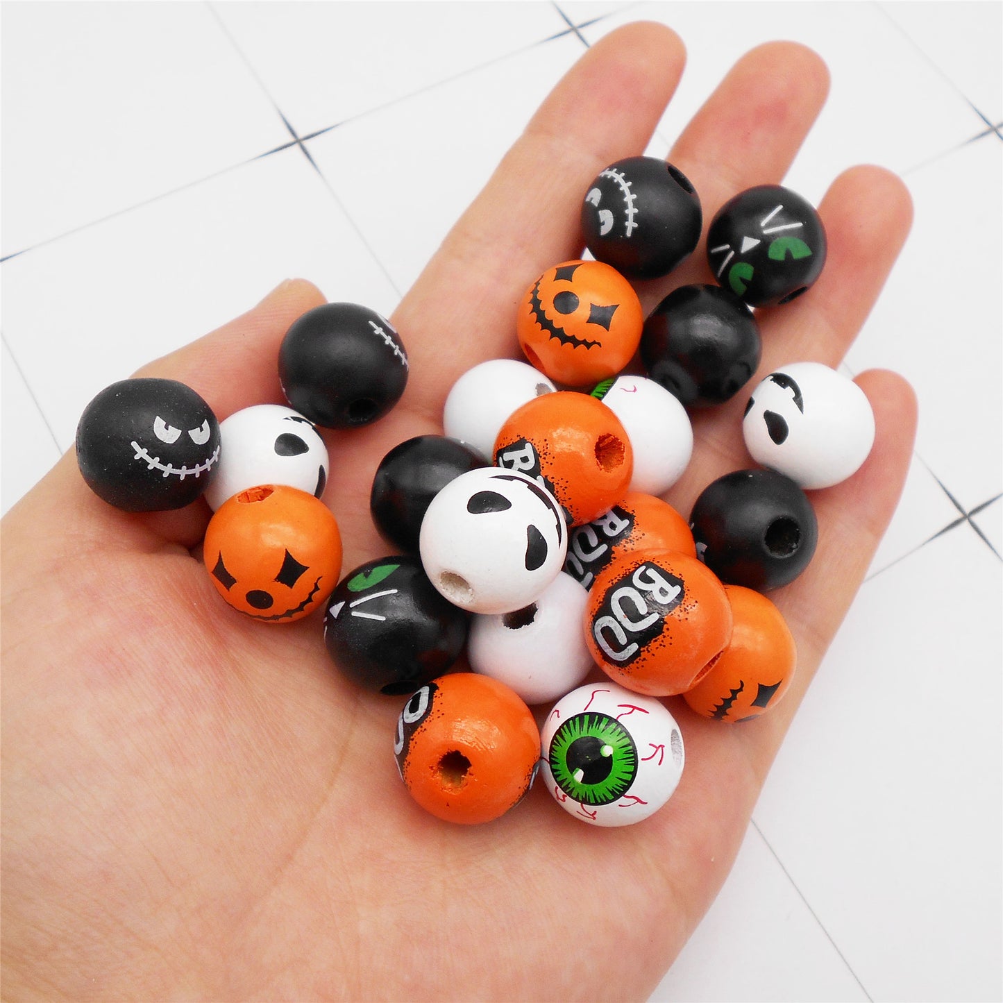 30Pcs 16mm Random Styles Round Wood Loose Bead Halloween Ghost Eye Cat Face Pattern Wooden Spacer Beads for DIY Necklace Bracelet Accessories Crafts Decor