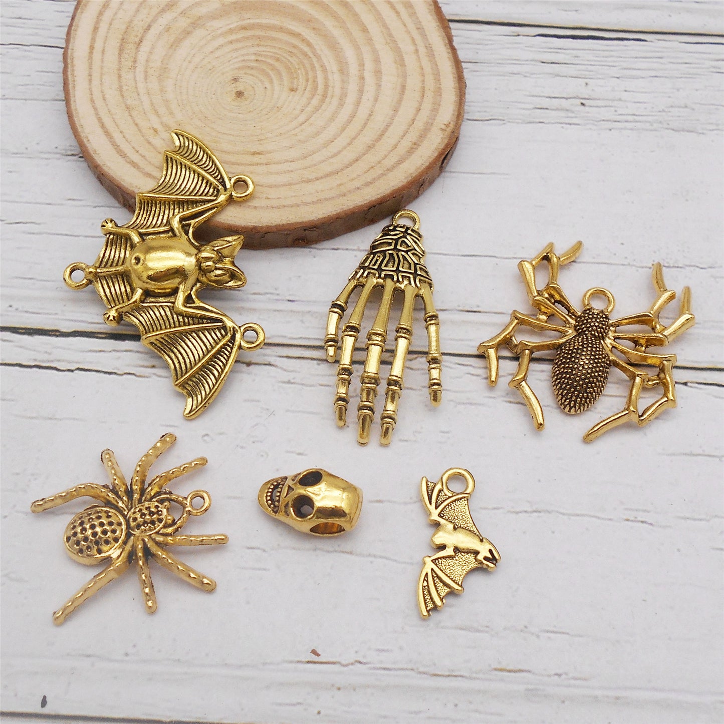 6PCS Retro Gold Halloween Series Charms Metal Spider Skull Bone Hand Pendant Bat Shaped Jewelry Connector for Necklace Bracelet Earrings Making Accessories DIY Crafts Supplies Keychain Decor