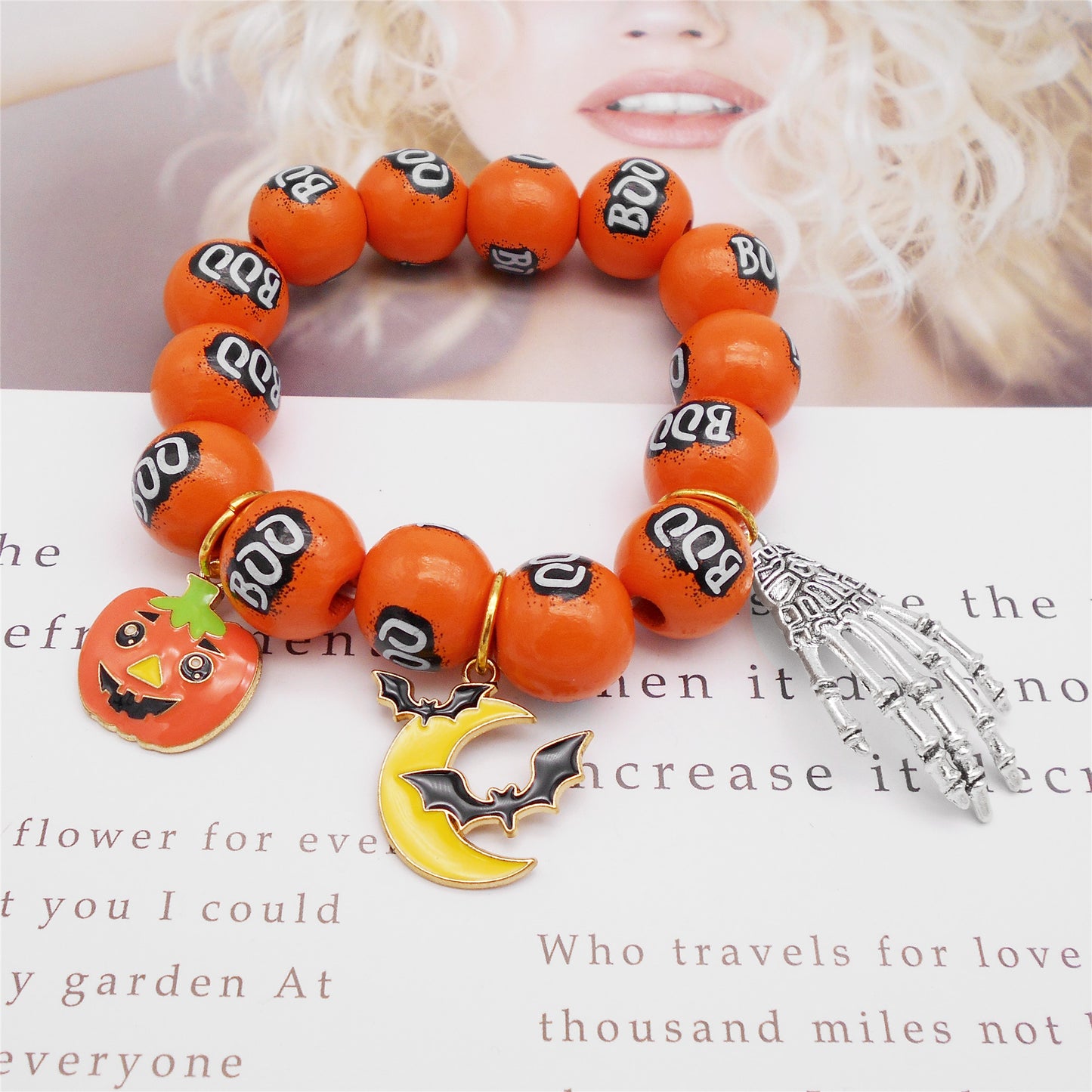 1 Piece Wood Round Bead Bracelet with Tomato & Moon Bat & Skull Hand Dangles Halloween Theme Bracelet for Daily Wear, Festival Gifts