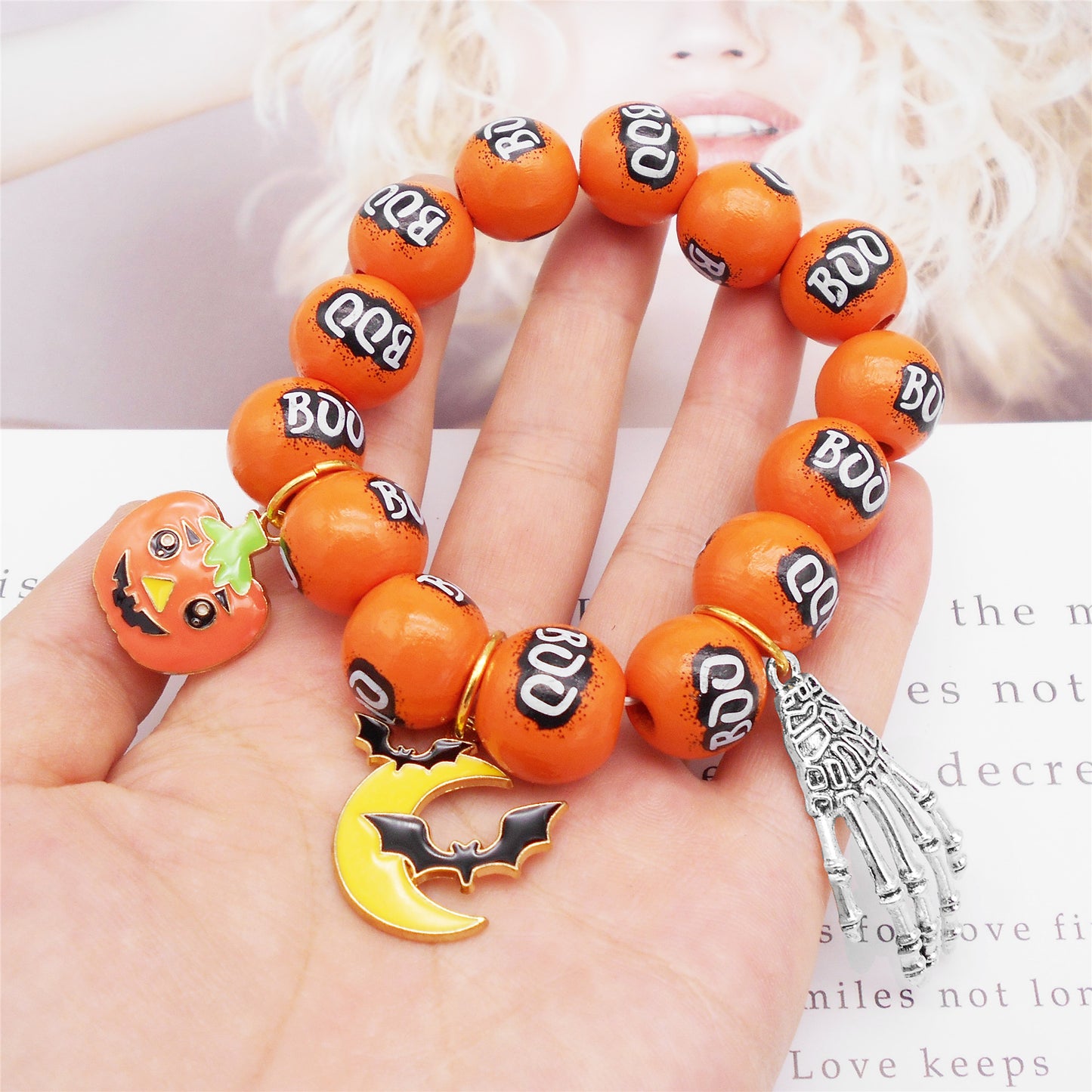 1 Piece Wood Round Bead Bracelet with Tomato & Moon Bat & Skull Hand Dangles Halloween Theme Bracelet for Daily Wear, Festival Gifts