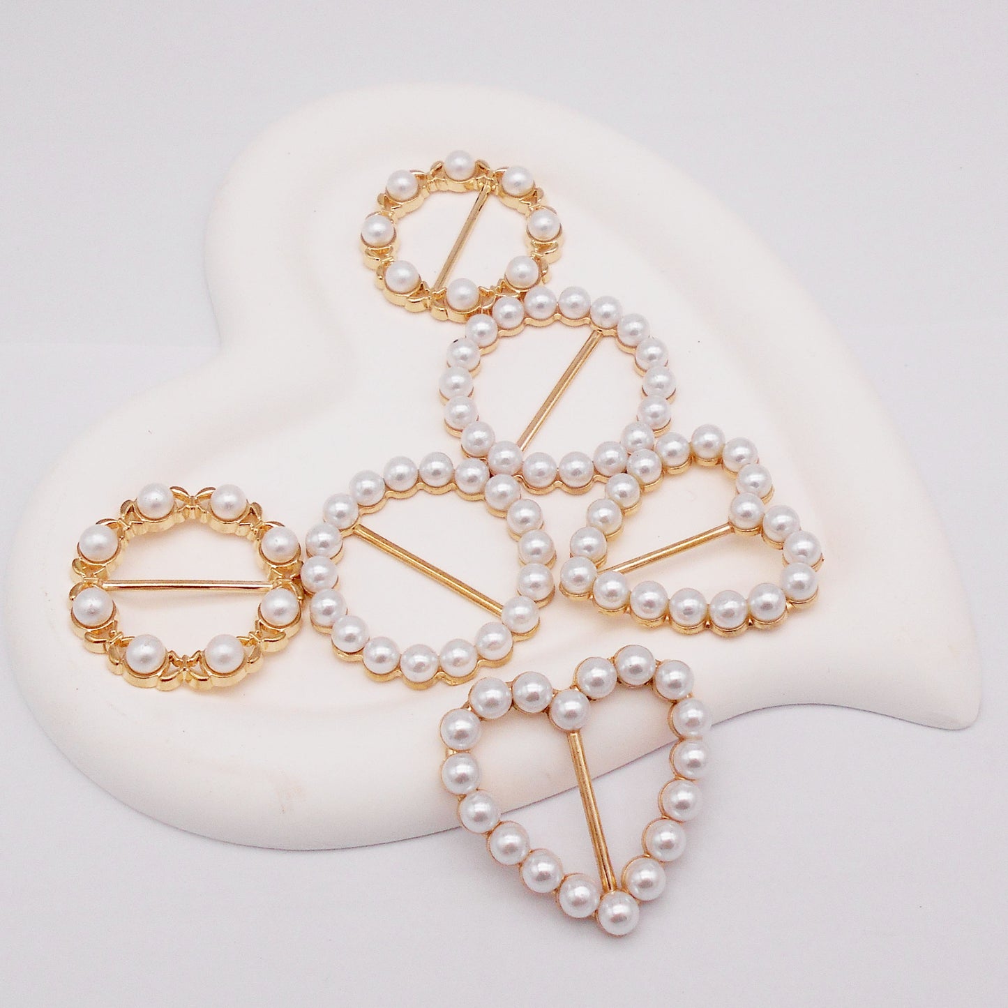 6Pcs Faux Pearl Scarf Clip Round & Heart Shaped Metal Hem Weight Clip Imitation Pearl Embellished Silk Scarf Buckle Clips for Clothing Accessories