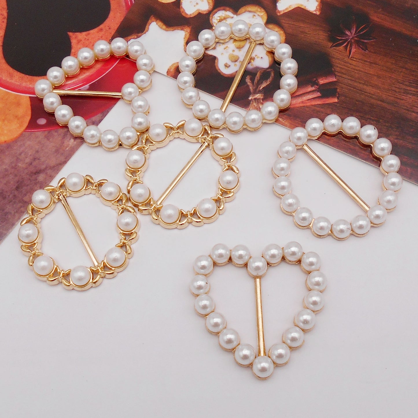 6Pcs Faux Pearl Scarf Clip Round & Heart Shaped Metal Hem Weight Clip Imitation Pearl Embellished Silk Scarf Buckle Clips for Clothing Accessories