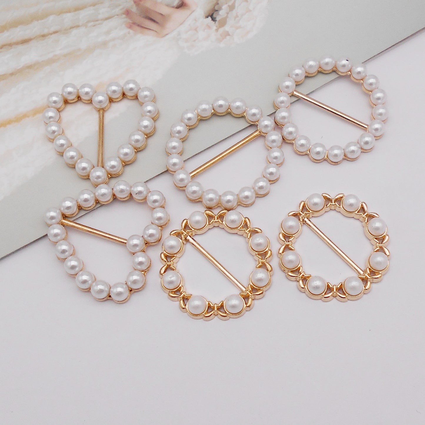 6Pcs Faux Pearl Scarf Clip Round & Heart Shaped Metal Hem Weight Clip Imitation Pearl Embellished Silk Scarf Buckle Clips for Clothing Accessories