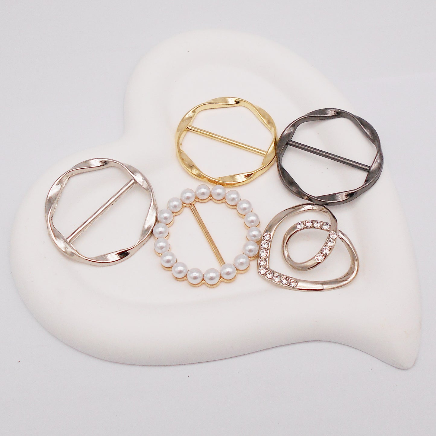 5Pcs Metal Alloy Scarf Clasp Imitation Pearl Round Silk Scarf Buckle Clips Heart Shaped Clasp Dress Hem Weight Clips Decorative Clothing Accessories