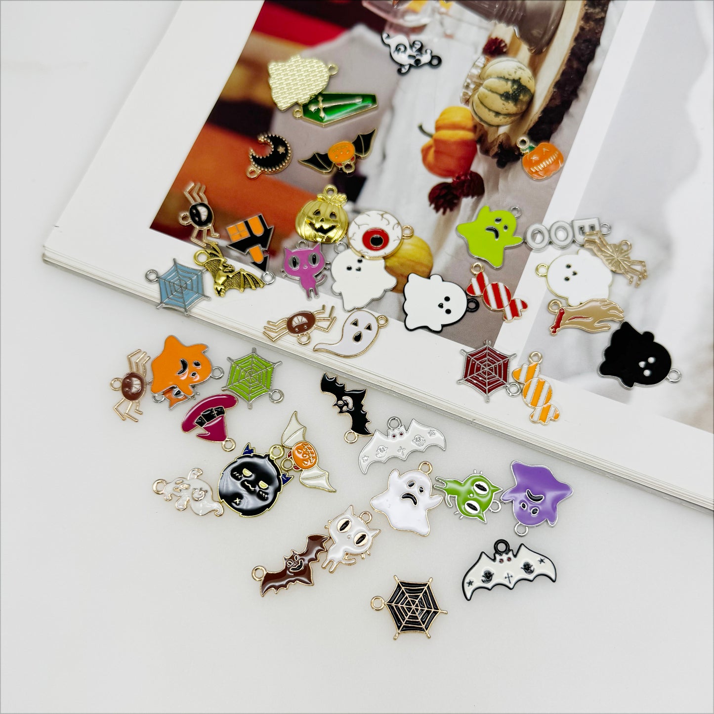 50PCS Mixed Halloween Theme Alloy Charms Enamel Ghosts Bats Cats Pendants for Party Decor Festival Gifts Jewelry Making Accessories