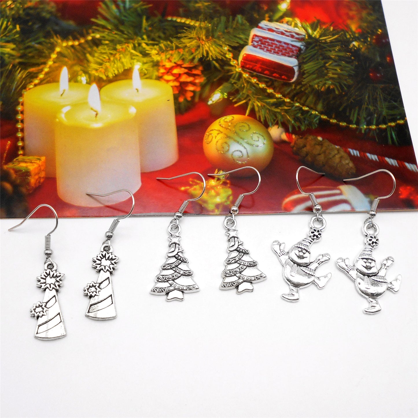 1 Pair Retro Silver Christmas Style Hook Earrings Alloy Elk Snowflake Christmas Tree Dangle Earrings Birthday&Festival Gifts Women Ladies Hypoallergenic Ear Jewelry for Daily Use