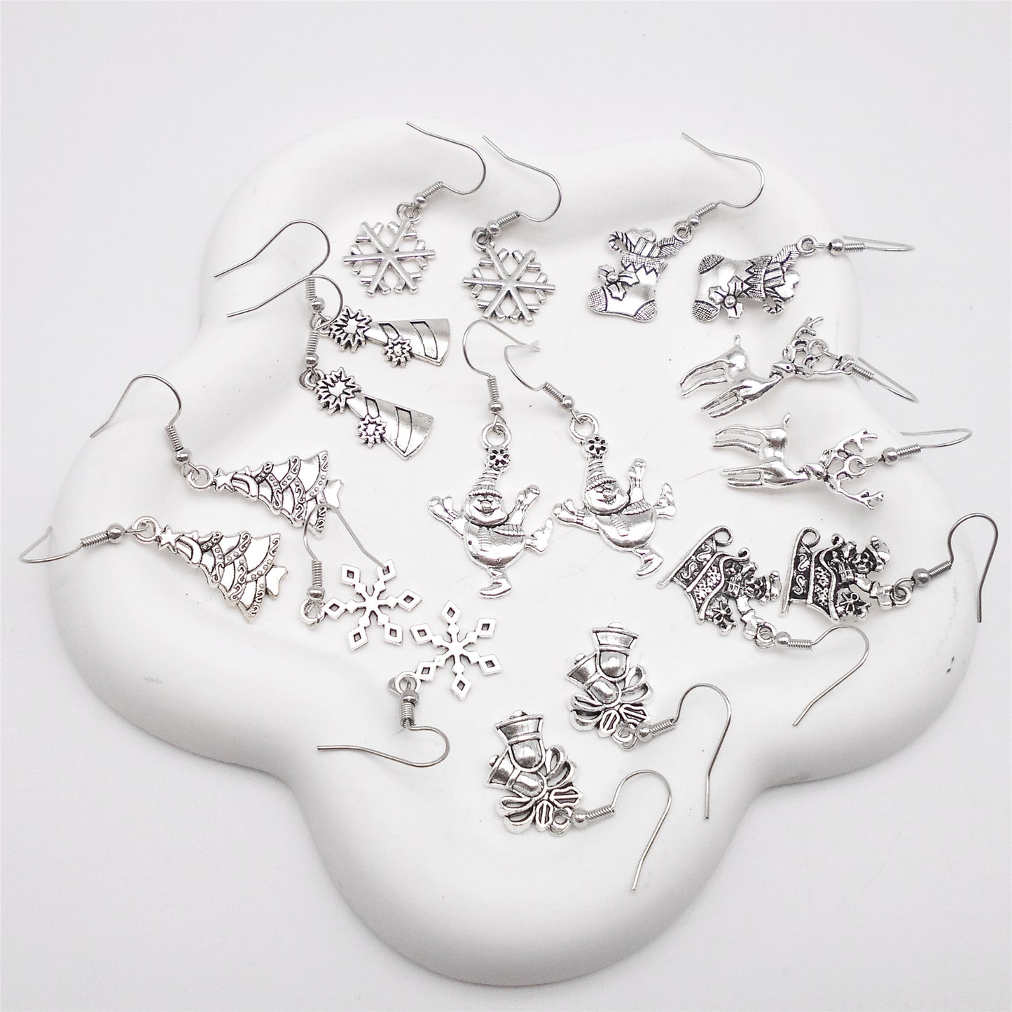 1 Pair Retro Silver Christmas Style Hook Earrings Alloy Elk Snowflake Christmas Tree Dangle Earrings Birthday&Festival Gifts Women Ladies Hypoallergenic Ear Jewelry for Daily Use