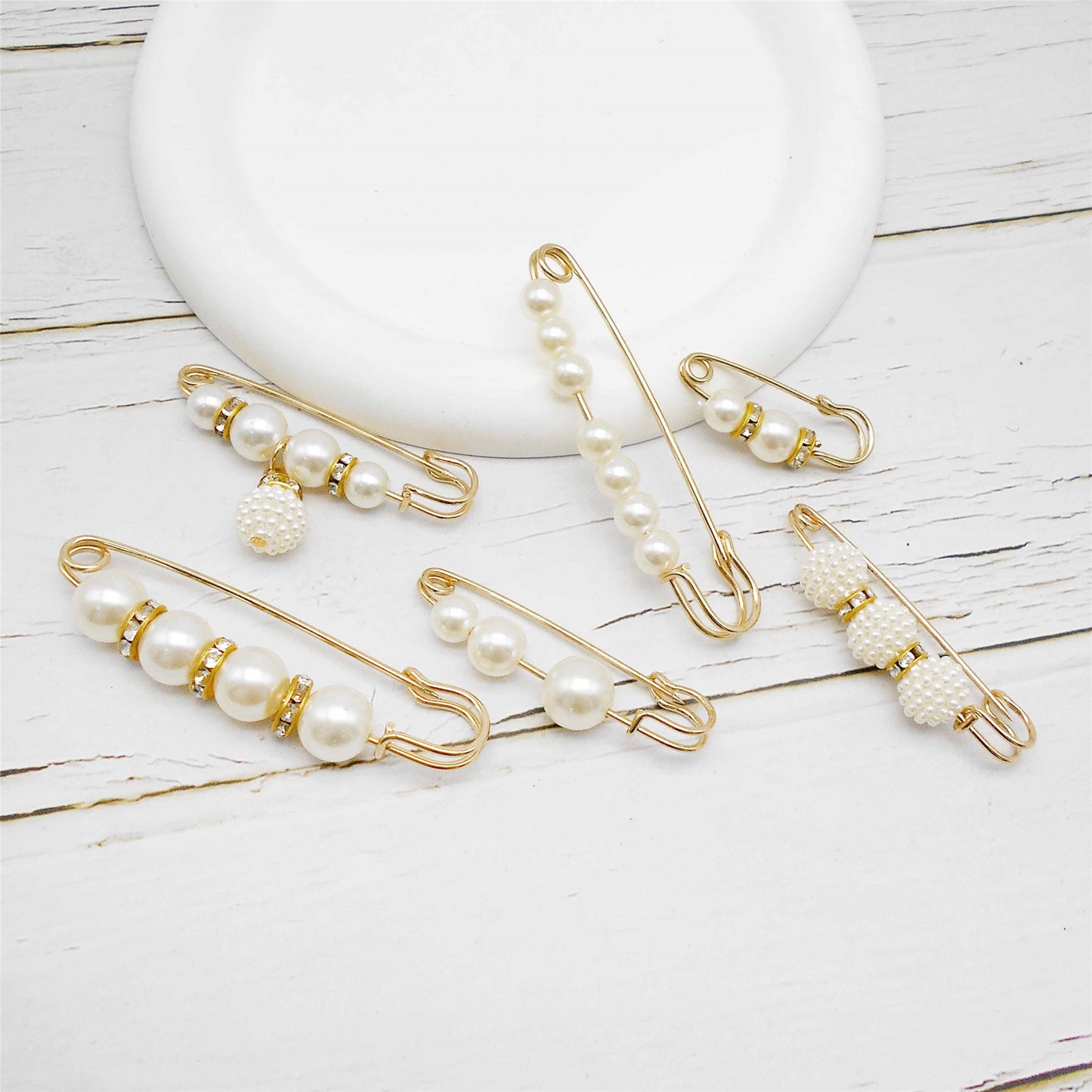 6PCS Fashion Shoe Charms Sock Charms, Gold Waistband  Clips with Imitation Pearl, Waist Reduction Pins, Anti-Exposure Brooch for Women, Buckle Pins for Daily Decor & Fixing Clothing