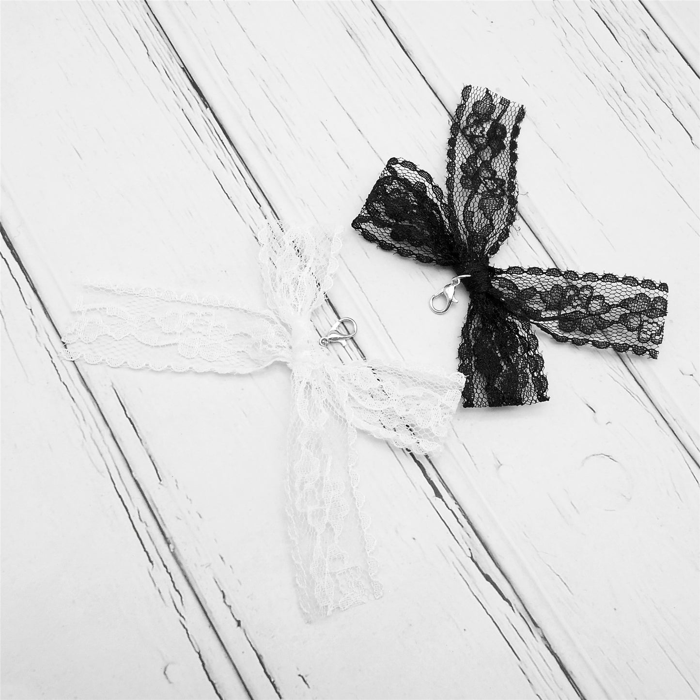 4PCS 75*87mm Handmade Lace Bow Shoe Charms with Lobster Clasp, Delicate Ribbon Bowknot Pendants Wedding Dress Accessories, Women Bags Clothes Purses Hanging Decor, Crafts Supplies