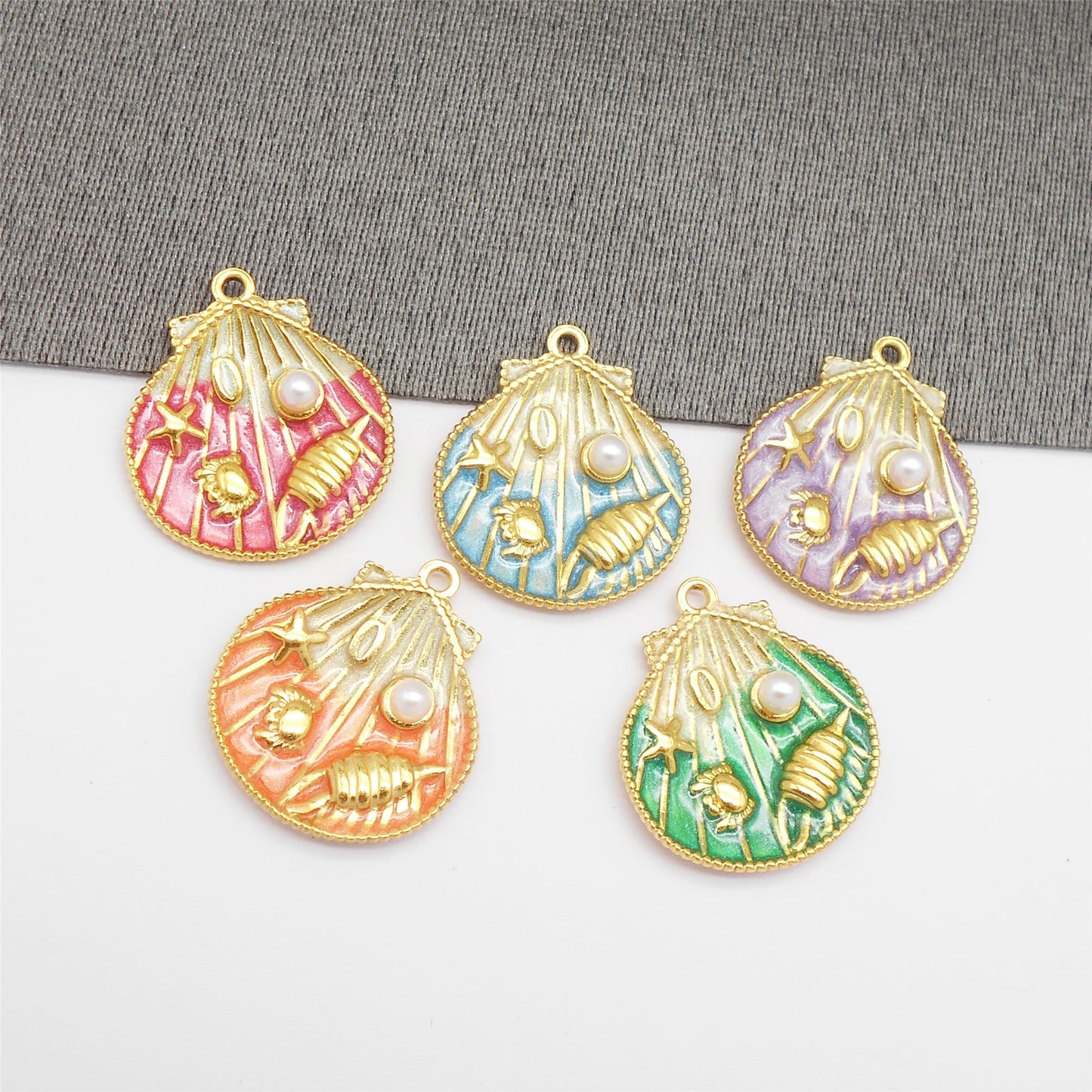 1 Piece Golden Outline Enamel Striped Sea Shell Charm with Plastic Pearl & Marine Life Decoration 29x22.5mm Stainless Steel Round Shell Pendant DIY Making Accessories for Jewelry Necklace Crafts Decor