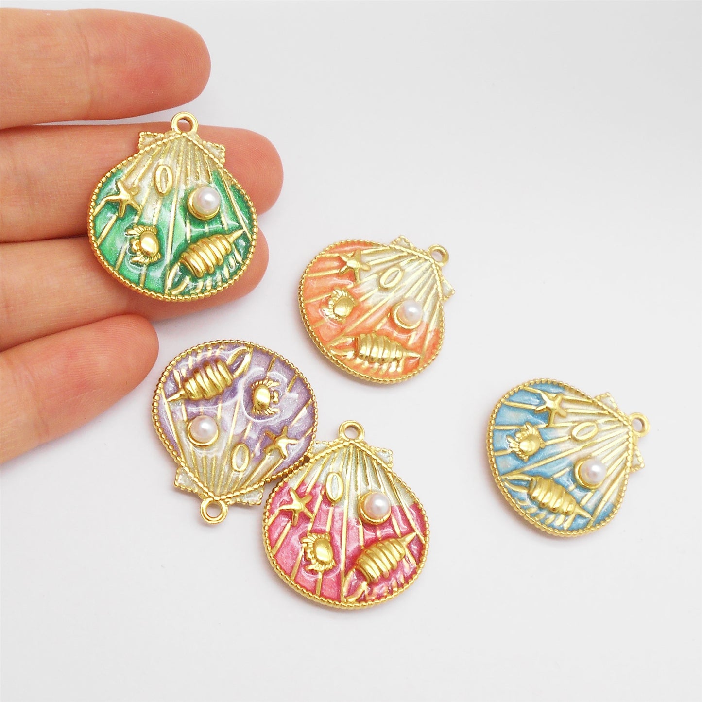 1 Piece Golden Outline Enamel Striped Sea Shell Charm with Plastic Pearl & Marine Life Decoration 29x22.5mm Stainless Steel Round Shell Pendant DIY Making Accessories for Jewelry Necklace Crafts Decor