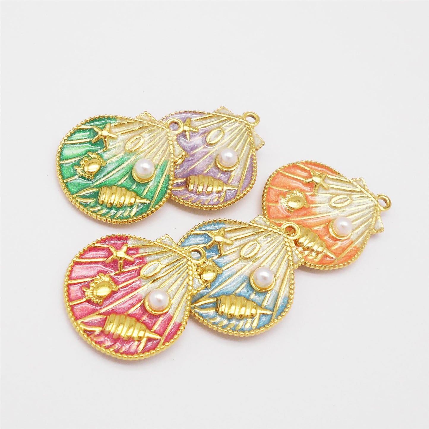 1 Piece Golden Outline Enamel Striped Sea Shell Charm with Plastic Pearl & Marine Life Decoration 29x22.5mm Stainless Steel Round Shell Pendant DIY Making Accessories for Jewelry Necklace Crafts Decor